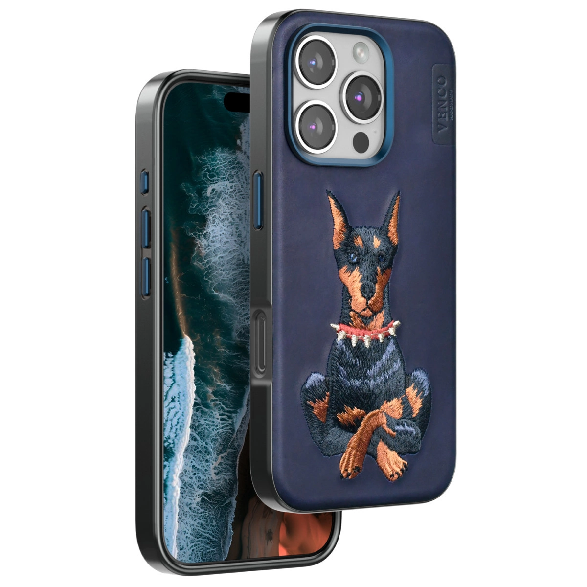 İşlenmiş Doberman köpeği ve perçinli tasmalı lacivert telefon kılıfı.