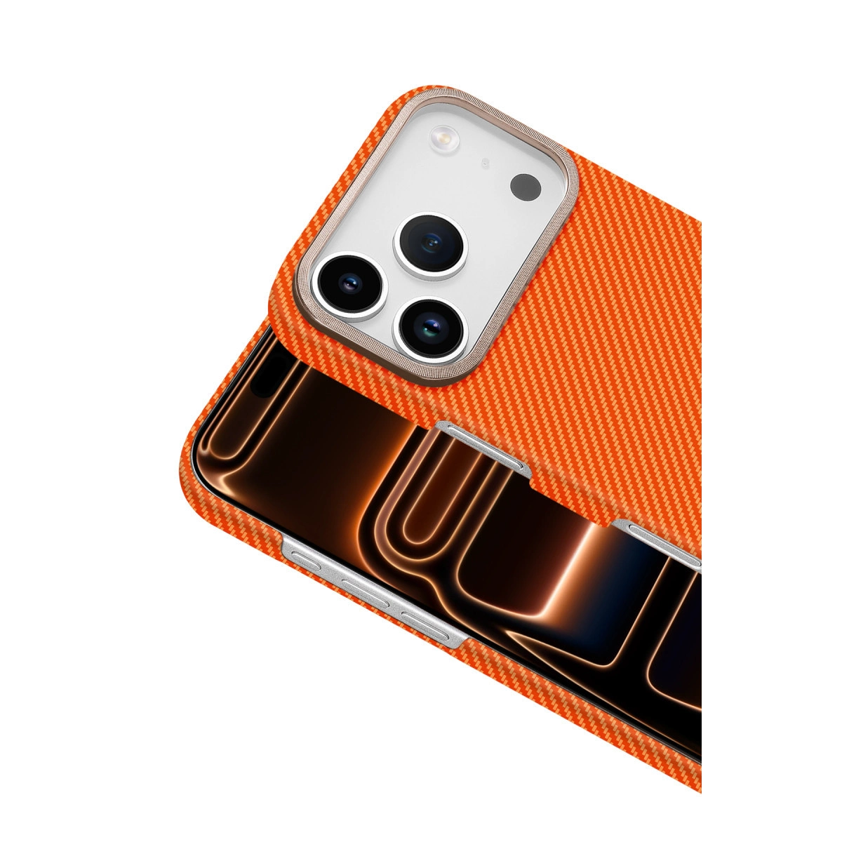 Turuncu karbon fiber desenli telefon kılıfı, üç kameralı telefon üzerinde.