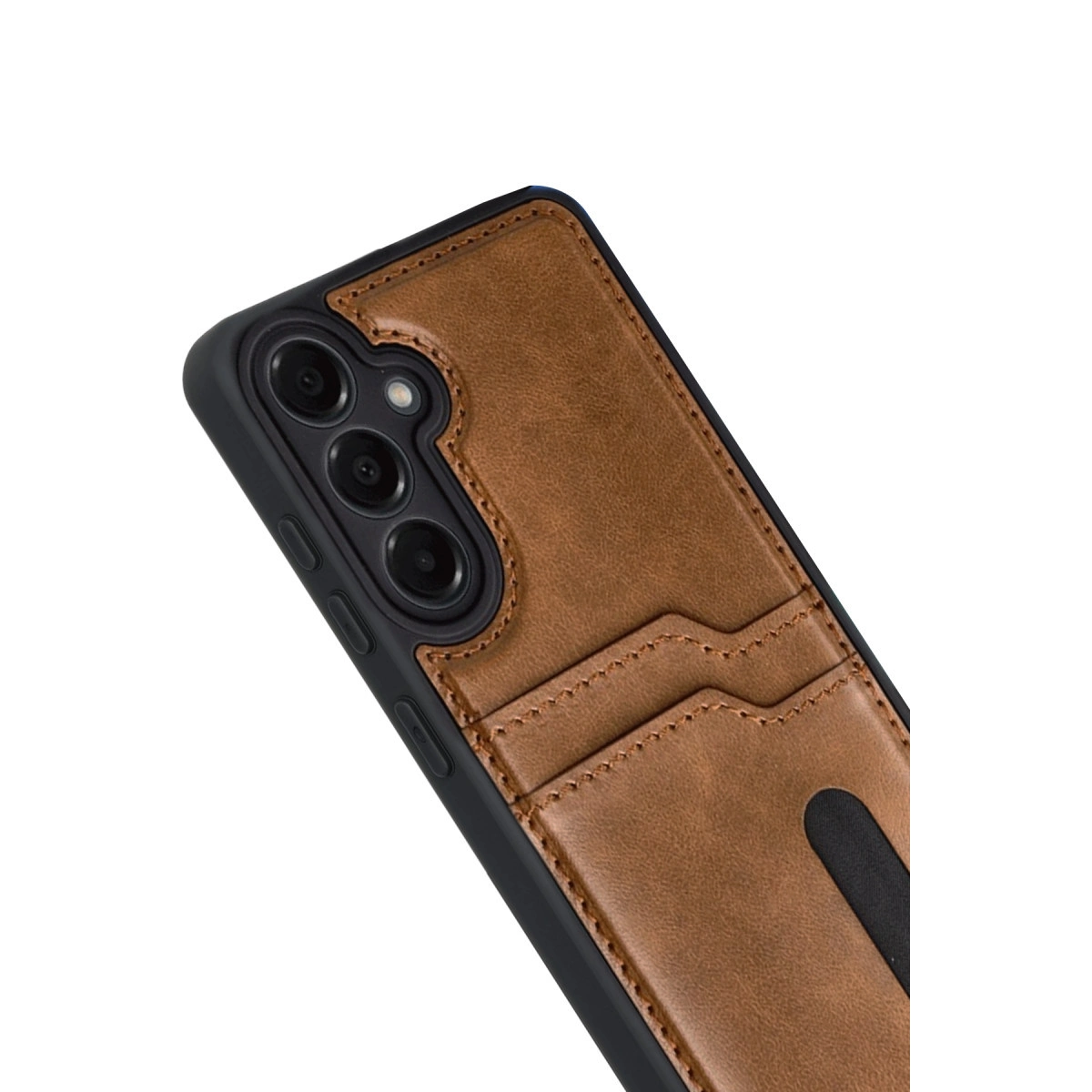 Kahverengi deri telefon kılıfı, kart yuvaları ve kamera kesiği bulunur.