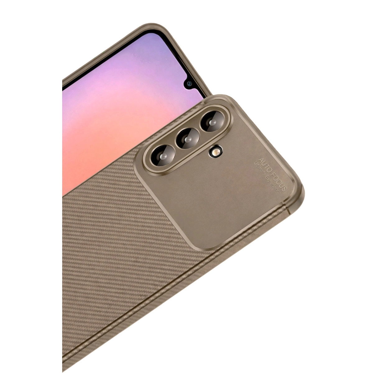 Altın kahverengi, karbon desenli kılıflı ve üç lensli telefon.