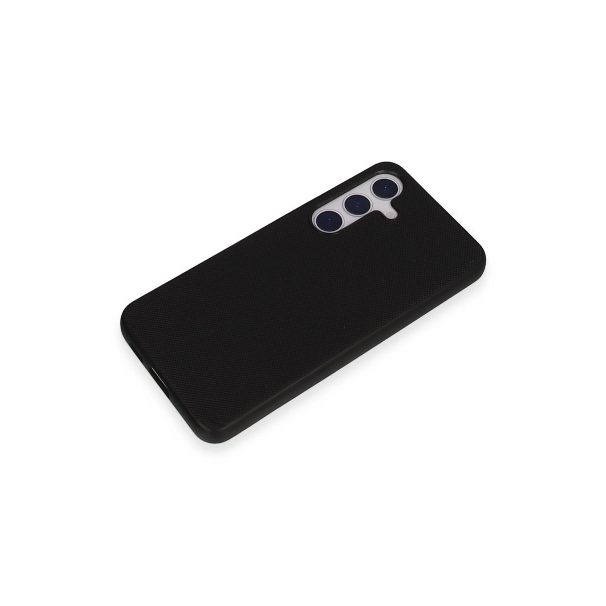 Üçlü kamera lensli siyah telefon kılıfı beyaz zeminde duruyor.