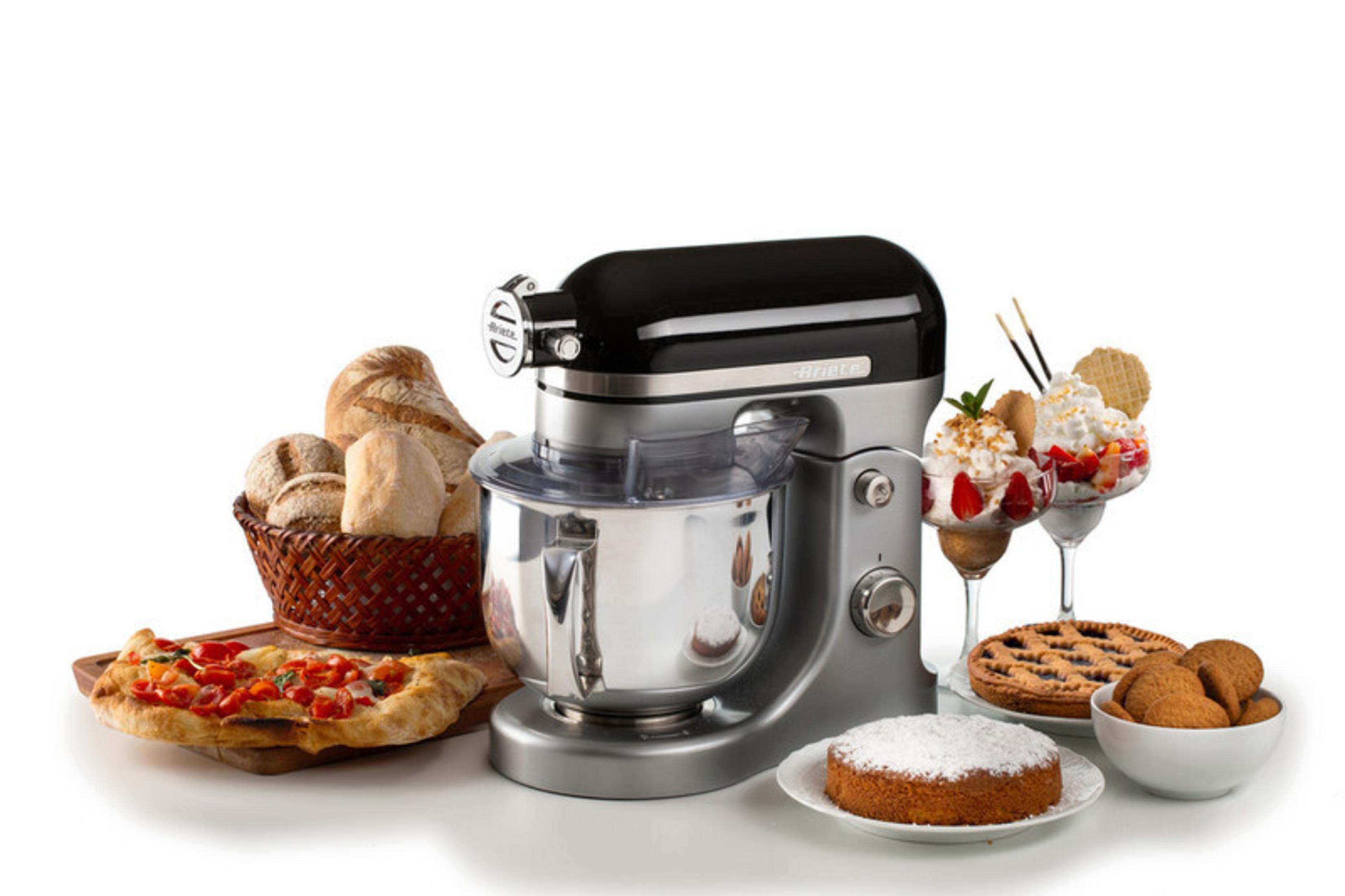 Küchenmaschine mit Brot, Pizza, Kuchen und Eisdesserts.