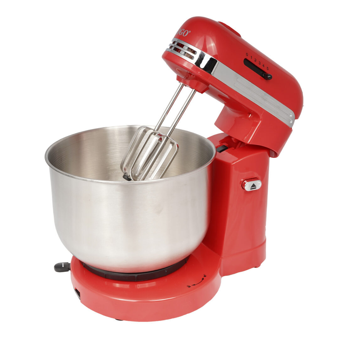Un'impastatrice rossa con ciotola in acciaio inox e fruste.