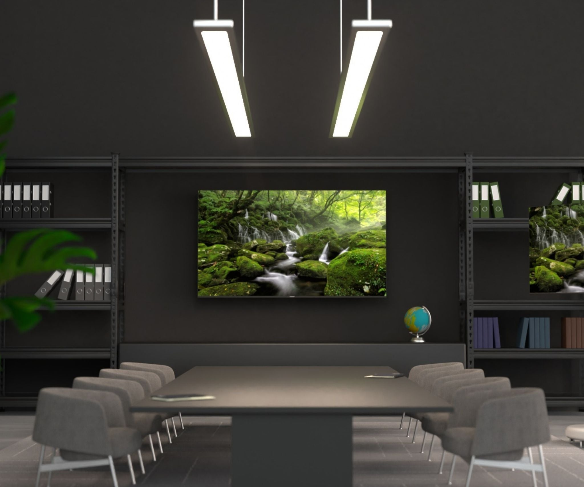 Una sala de conferencias con mesa, sillas y un cuadro de un arroyo forestal.