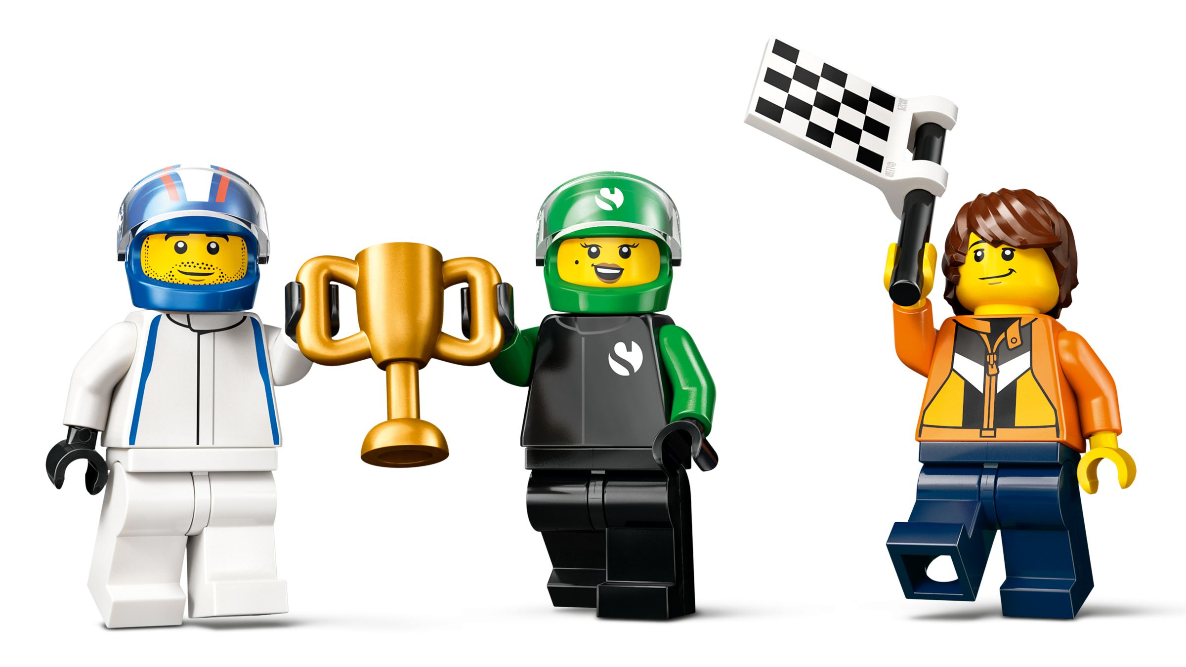 Trzech kierowców Lego: jeden z pucharem, jeden w zielonym, jeden z flagą w kratkę.