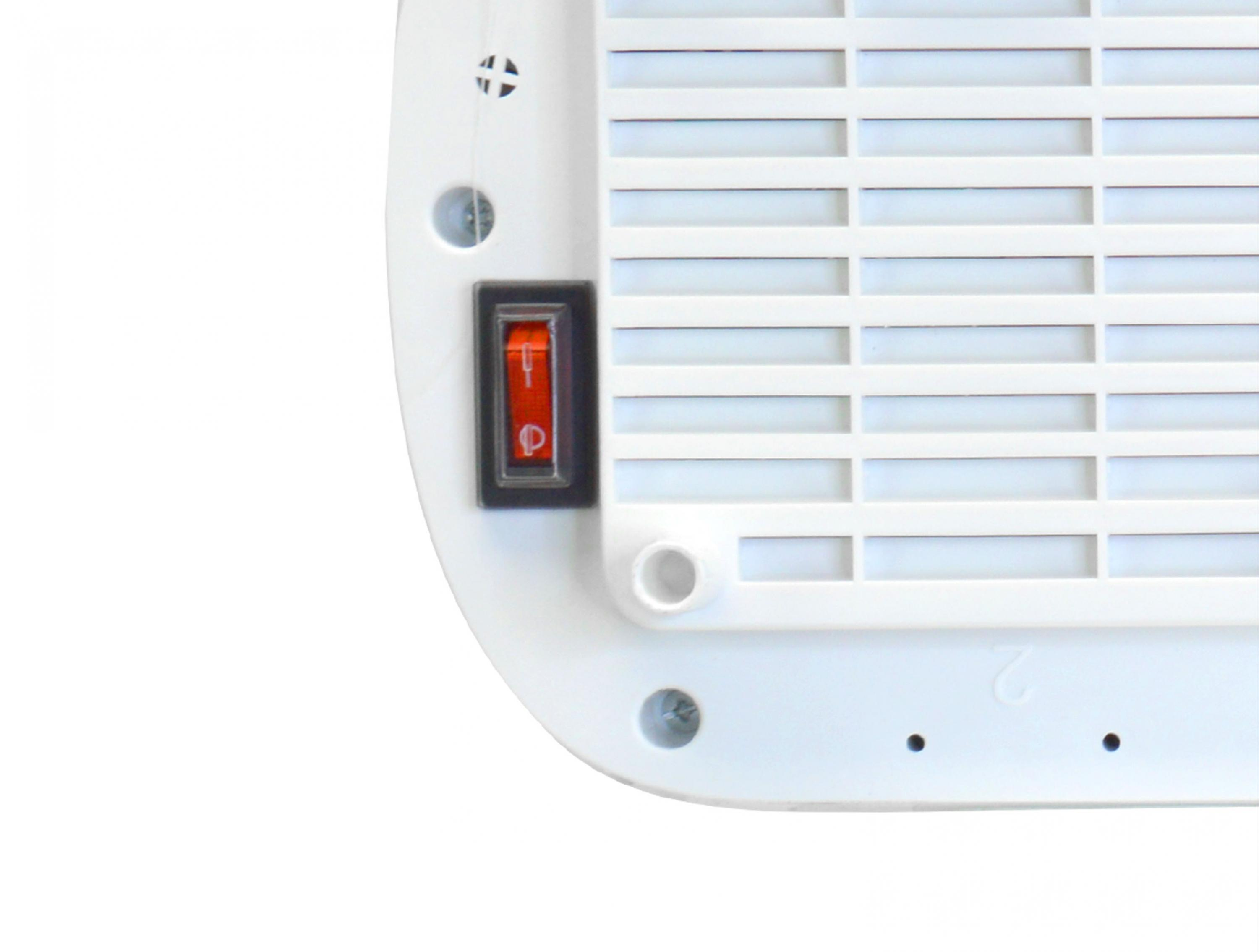 Un interruptor basculante rojo en un dispositivo blanco con ranuras de ventilación.