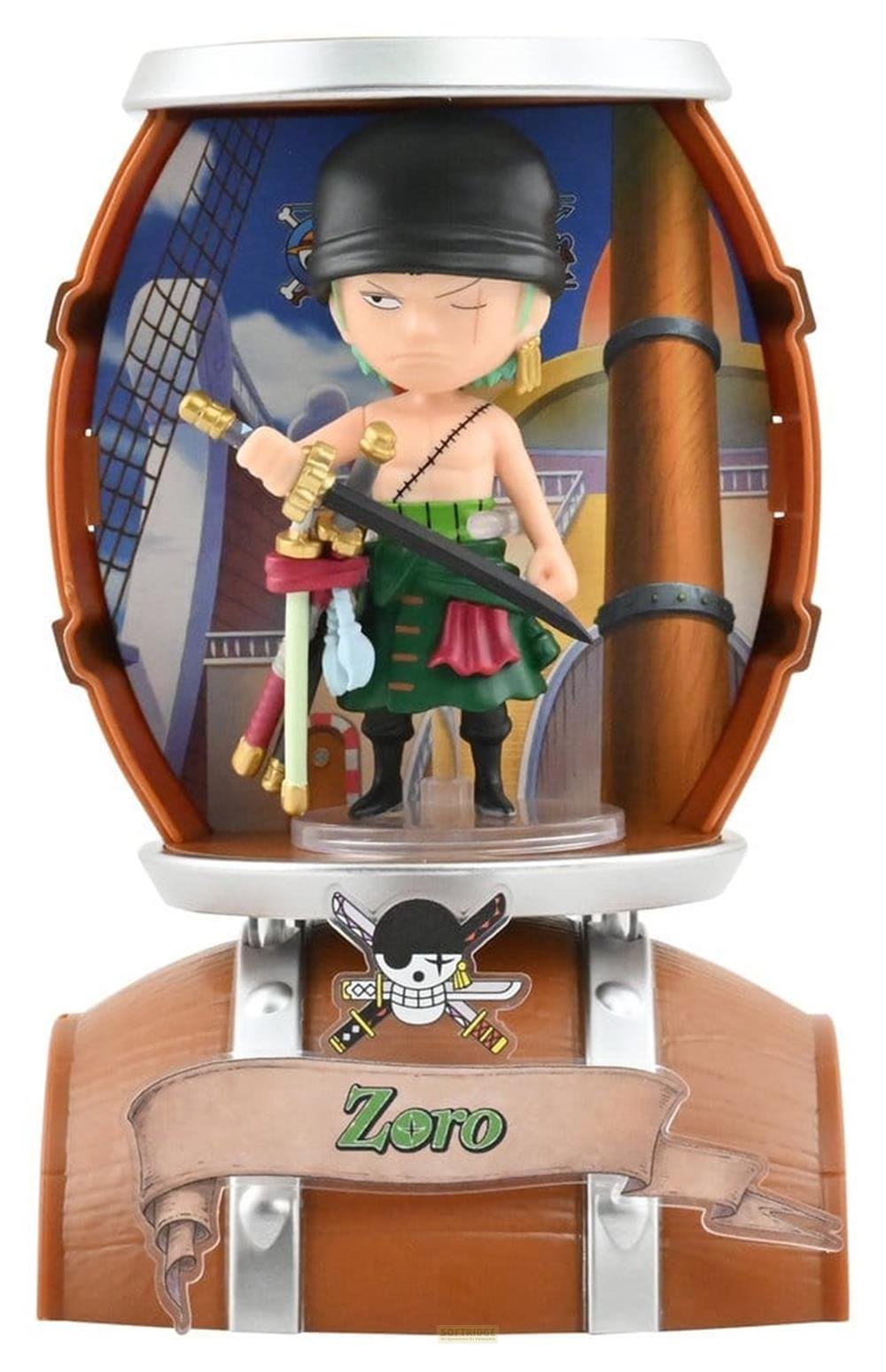 Una figura estilizada de Zoro tipo anime en un barril sosteniendo tres espadas.