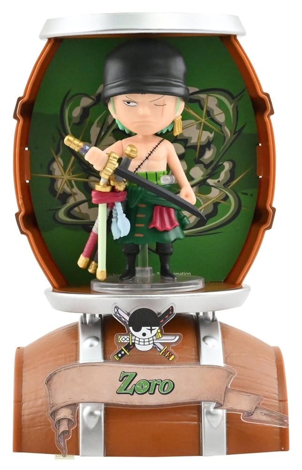 Figura de Zoro con tres espadas en un cofre del tesoro. Pantalones verdes, sombrero negro.