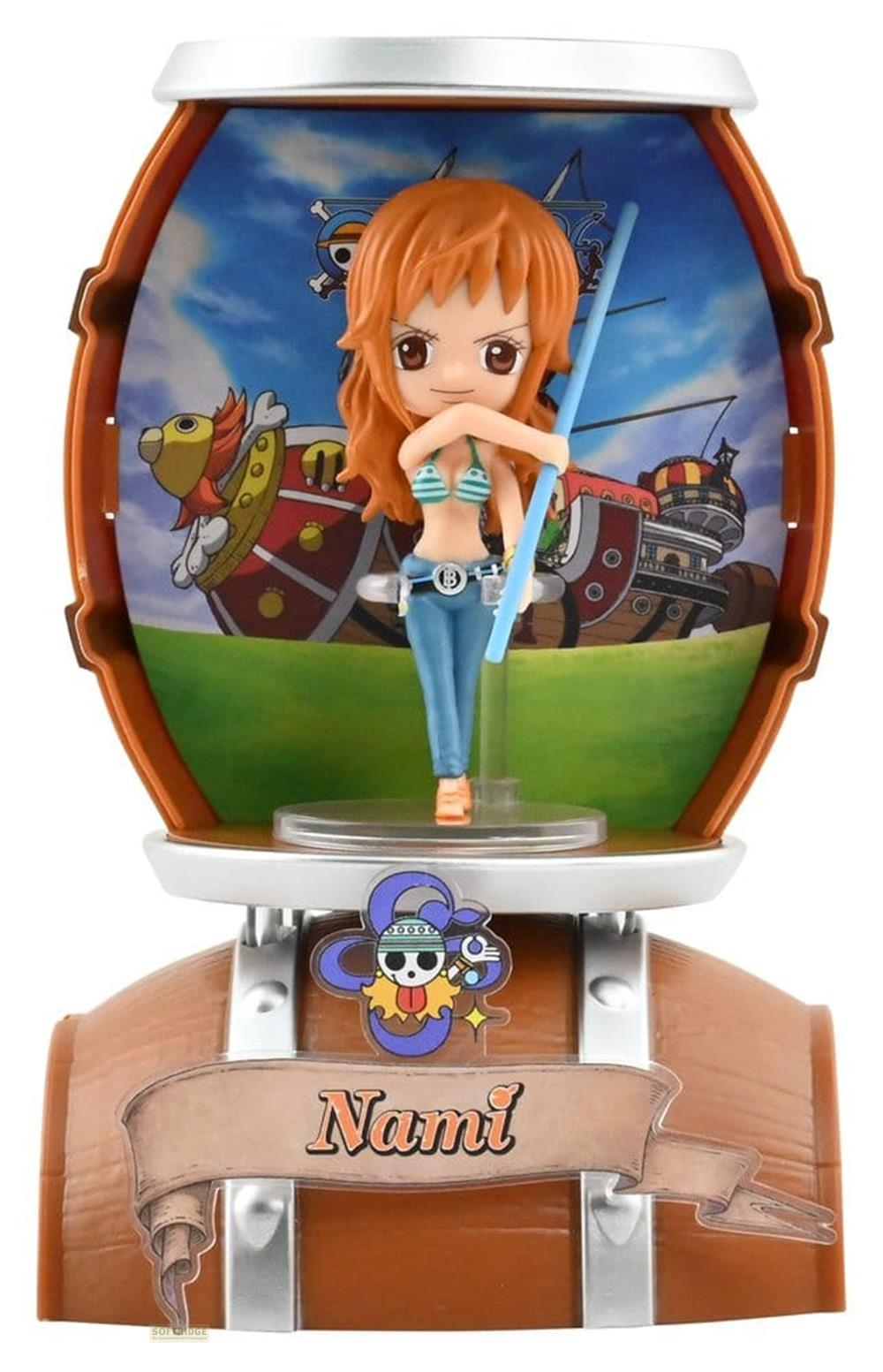 Figura de Nami en bikini frente a un barco y girasoles en un soporte de barril.