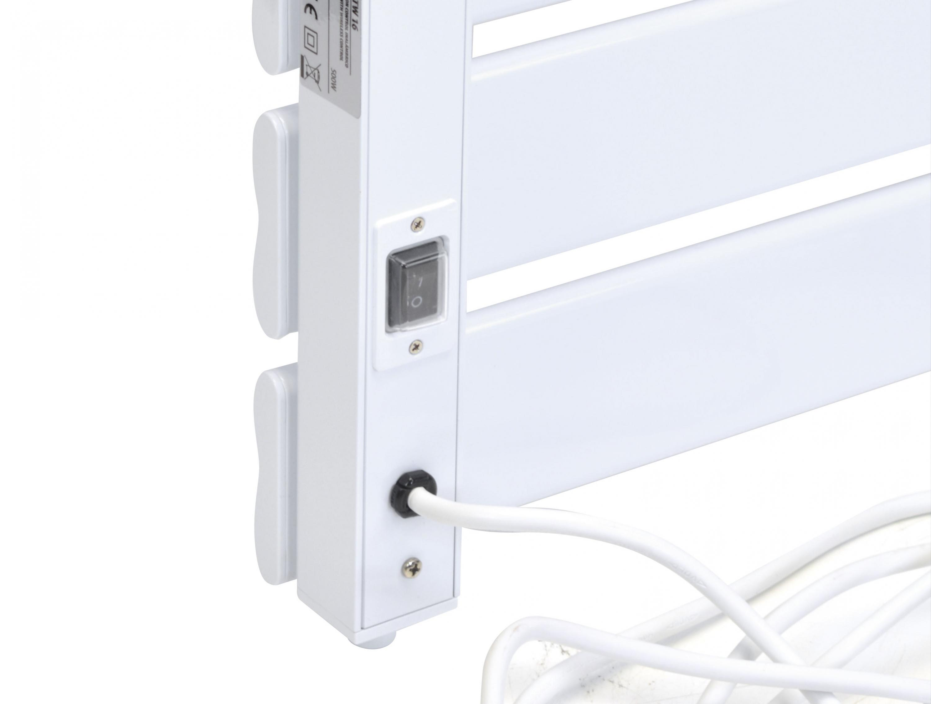 Primer plano de un radiador blanco con interruptor y cable