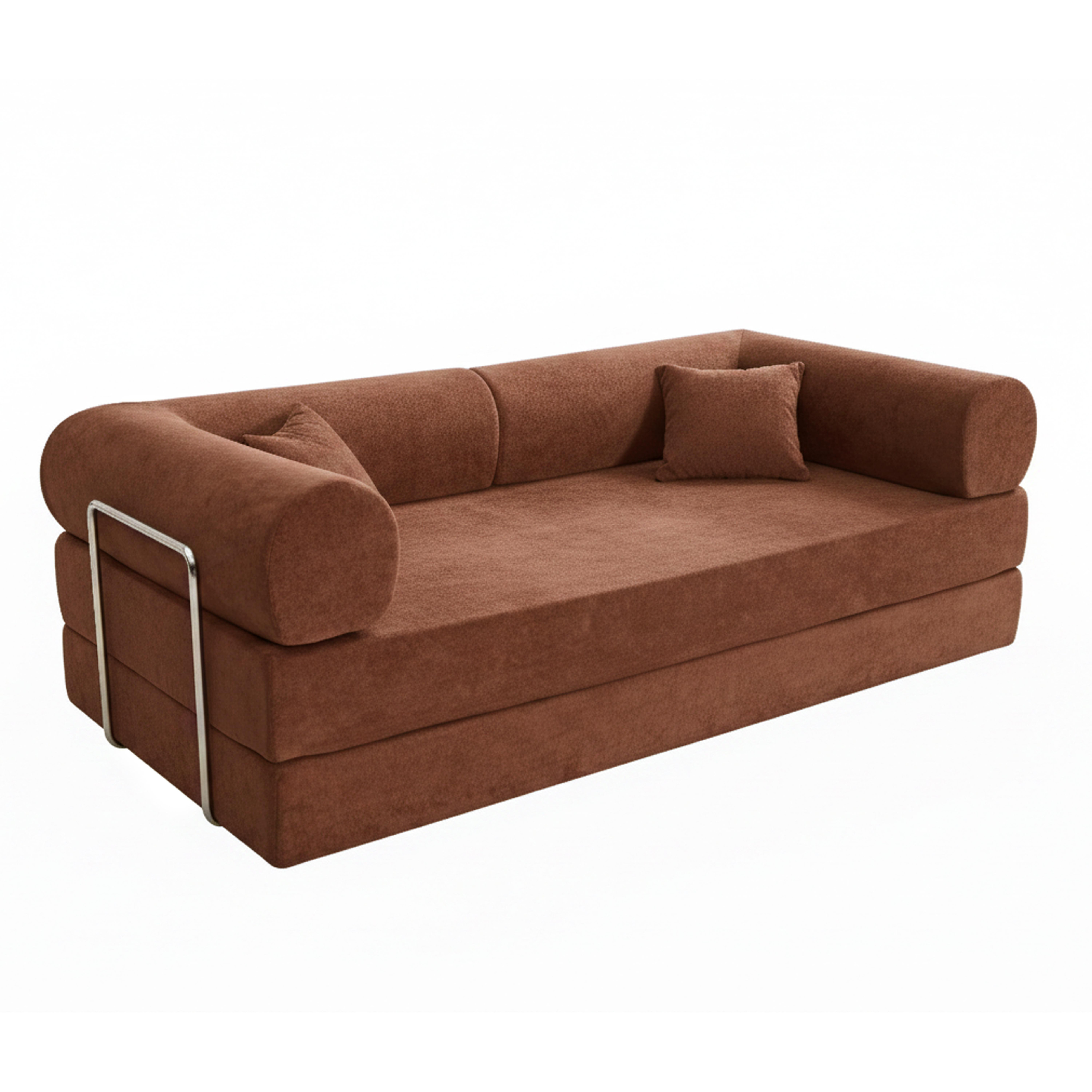 Ein brauner Stoffsofa mit zwei Kissen und silbernem Metallrahmen.