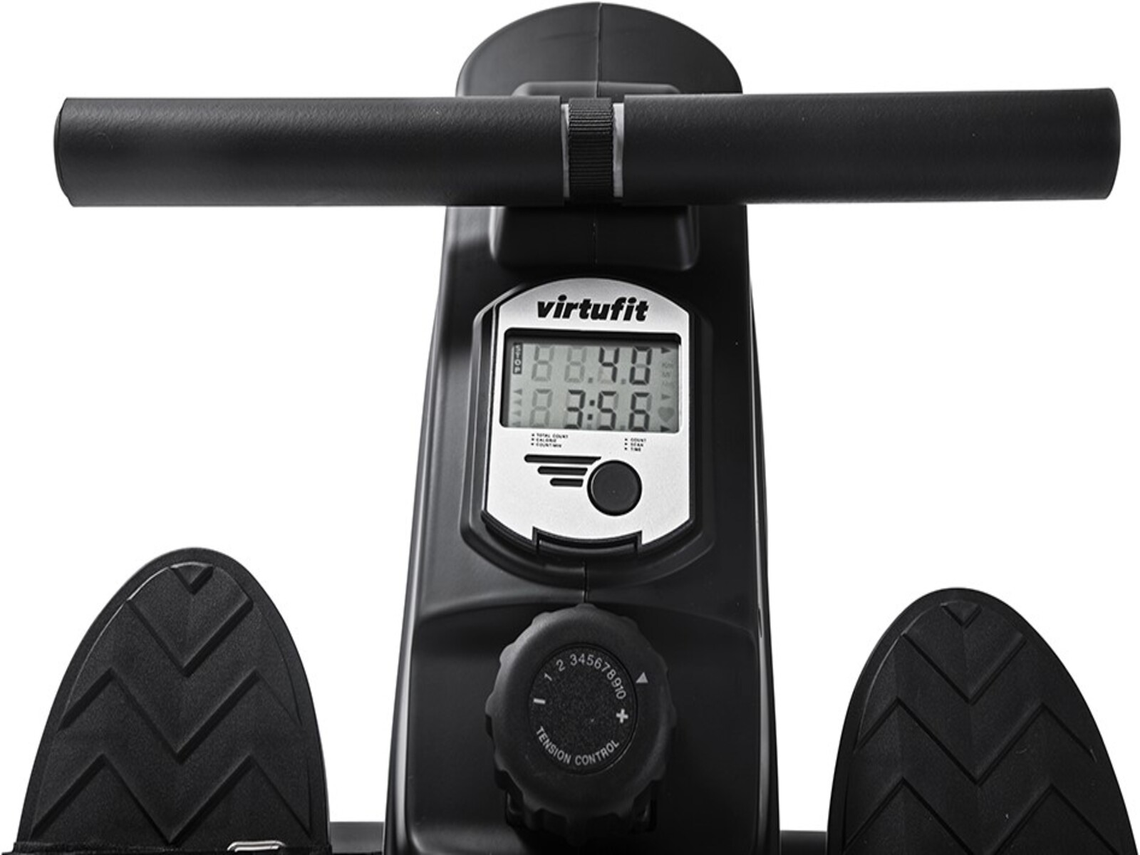 Nahaufnahme eines schwarzen Rudergeräts mit Display und Pedalen.