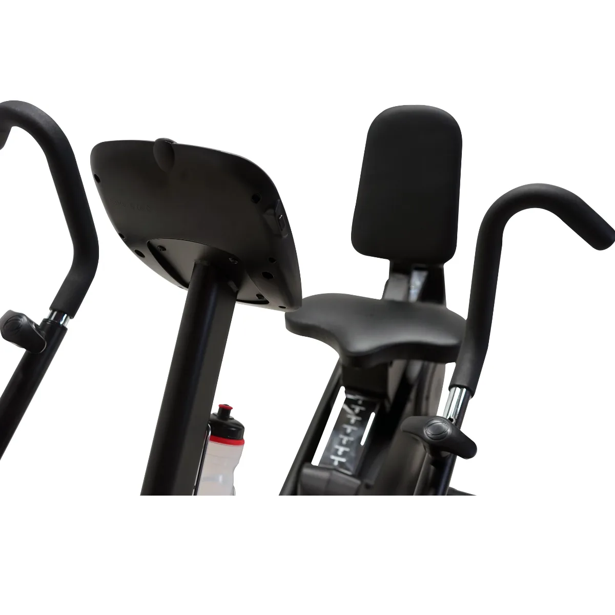 Een zwarte hometrainer met zadel, rugleuning, handgrepen en bidonhouder.