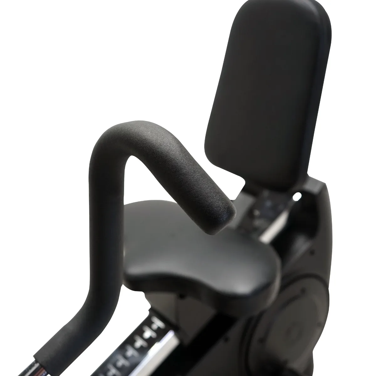 Zwart zadel met armleuningen en rugleuning van een hometrainer.