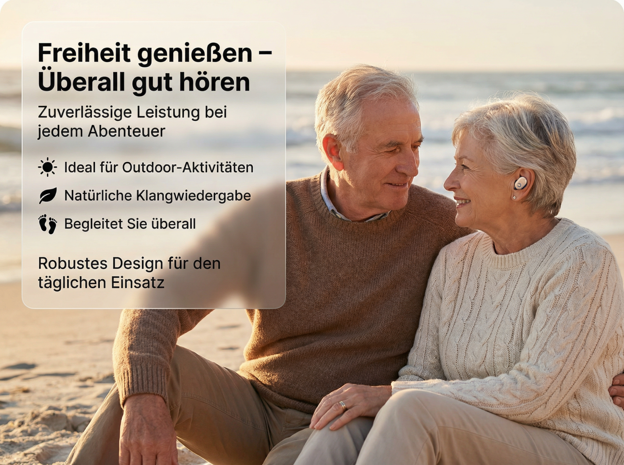 Ein älteres Paar sitzt am Strand. Im Vordergrund Text über Kopfhörer.