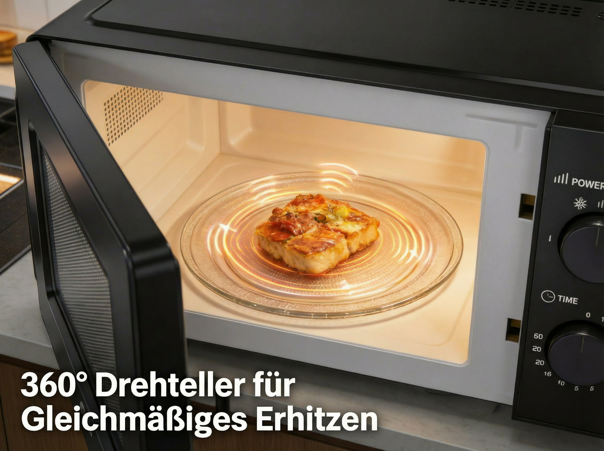 Ein Kotelett auf einem Drehteller in einem beleuchteten Mikrowellenofen.