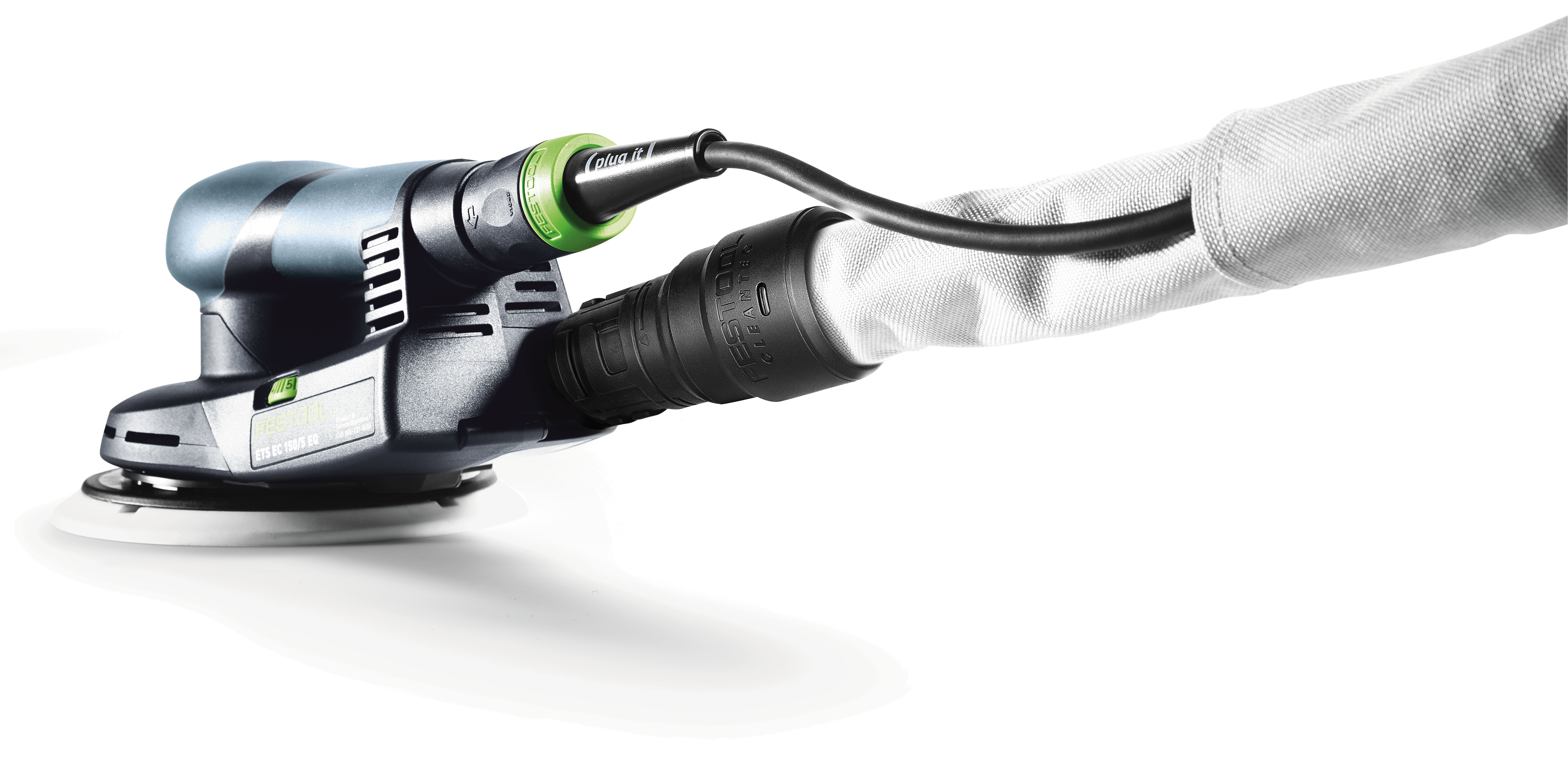 Ein Schleifgerät mit Kabel und Staubbeutel, auf weißem Hintergrund.