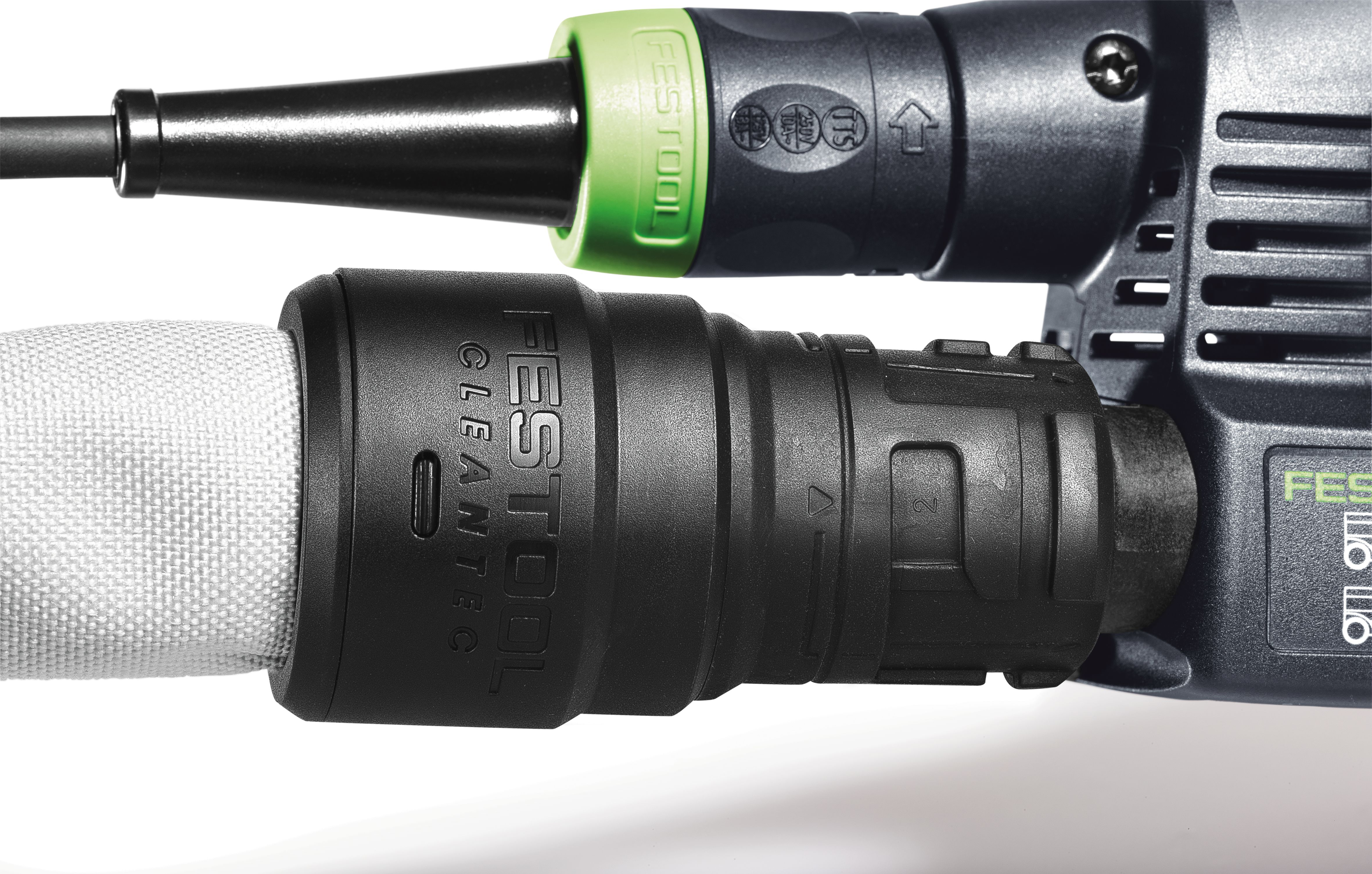 Nahaufnahme eines schwarzen Schlauchadapters mit grünen und schwarzen Werkzeugteilen.