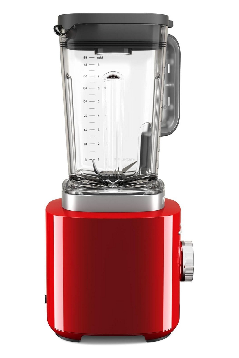 Beyaz arka planda, şeffaf sürahi ve siyah kapaklı kırmızı blender.