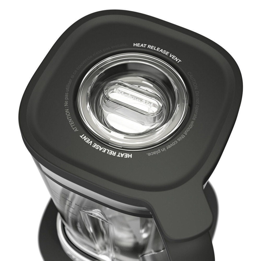 Isı tahliye havalandırmalı ve uyarı yazılı siyah blender kapağı.