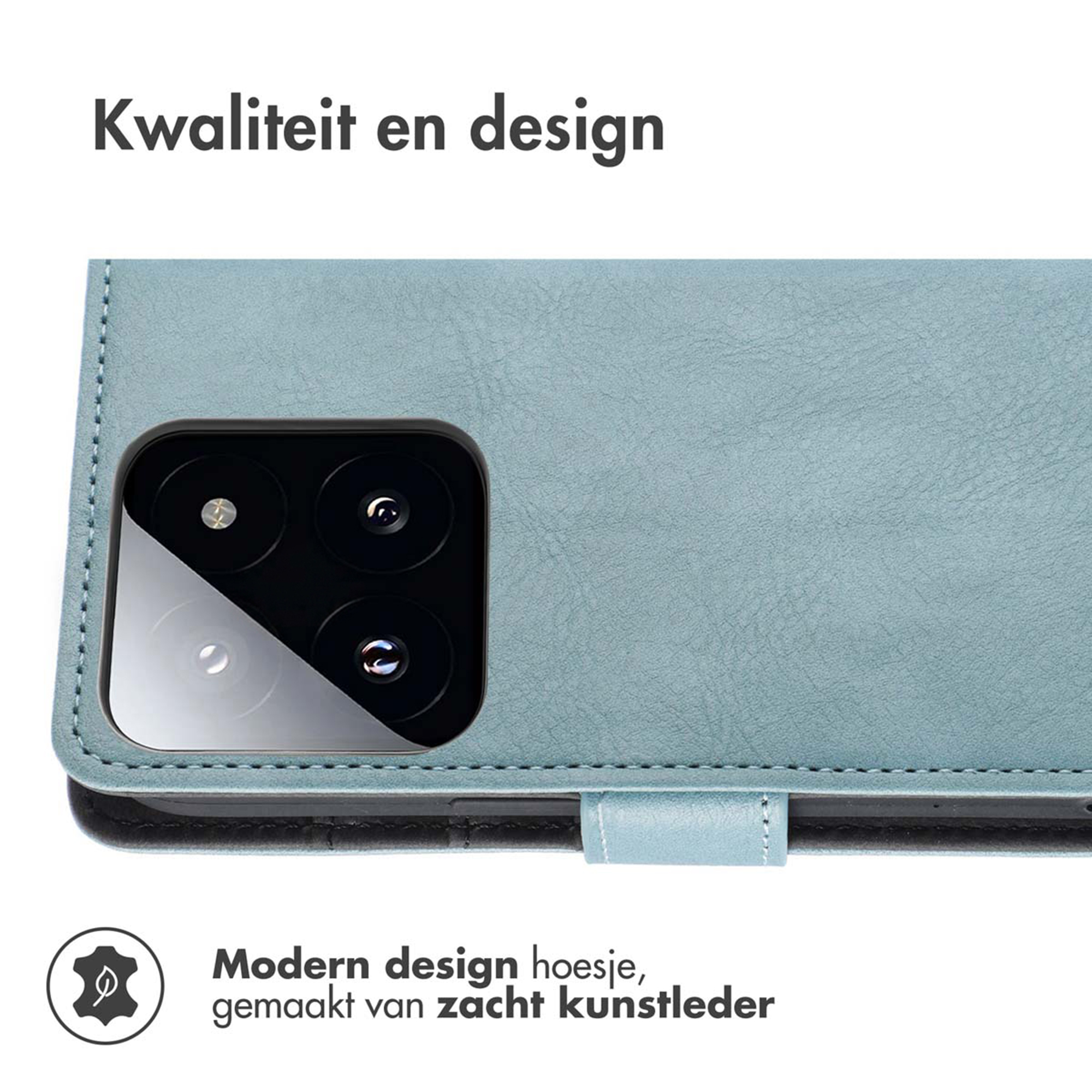 Lichtblauwe telefoonhoes van kunstleer met cameralensuitsparing en tekst.