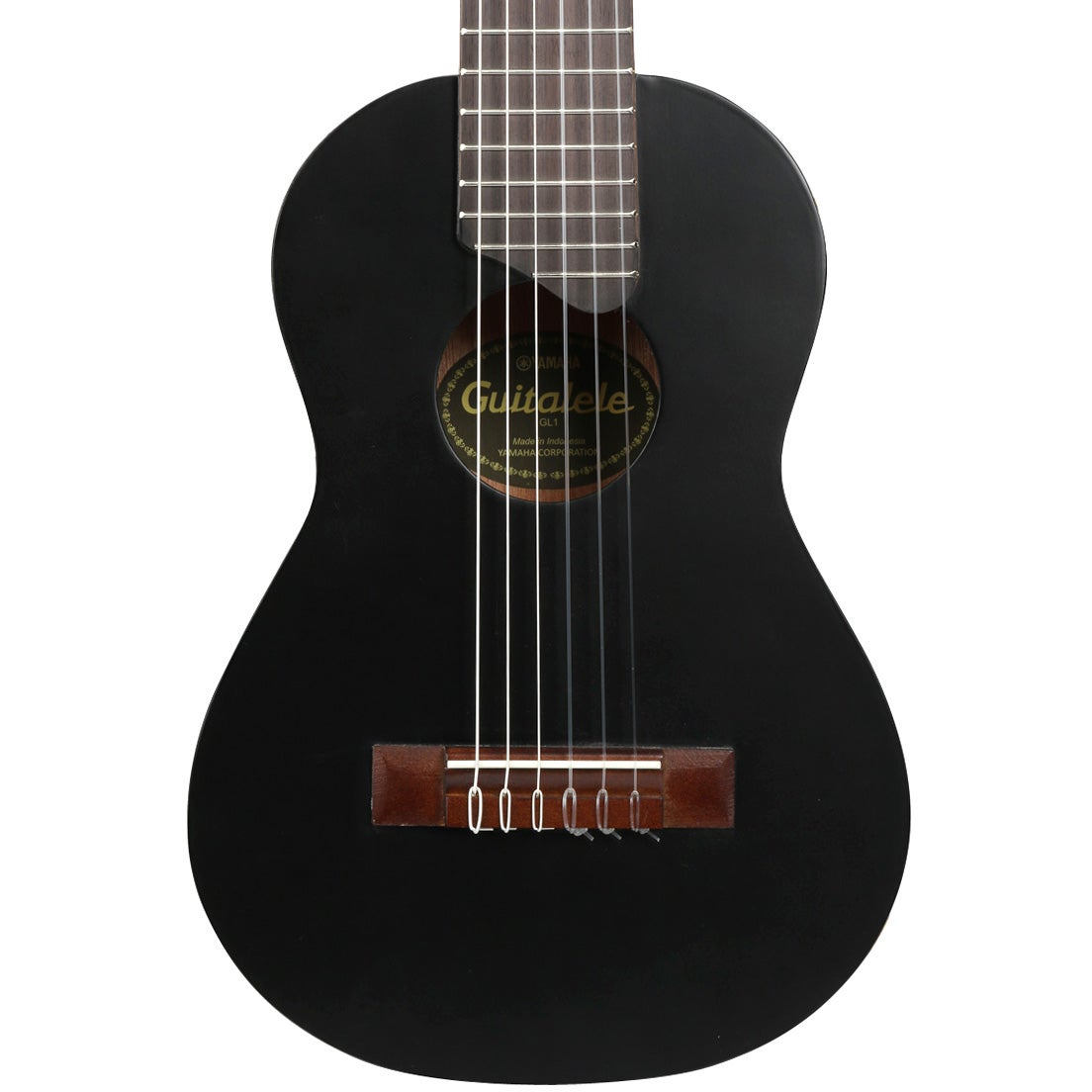 Czarna gitara z sześcioma strunami i drewnianym mostkiem.