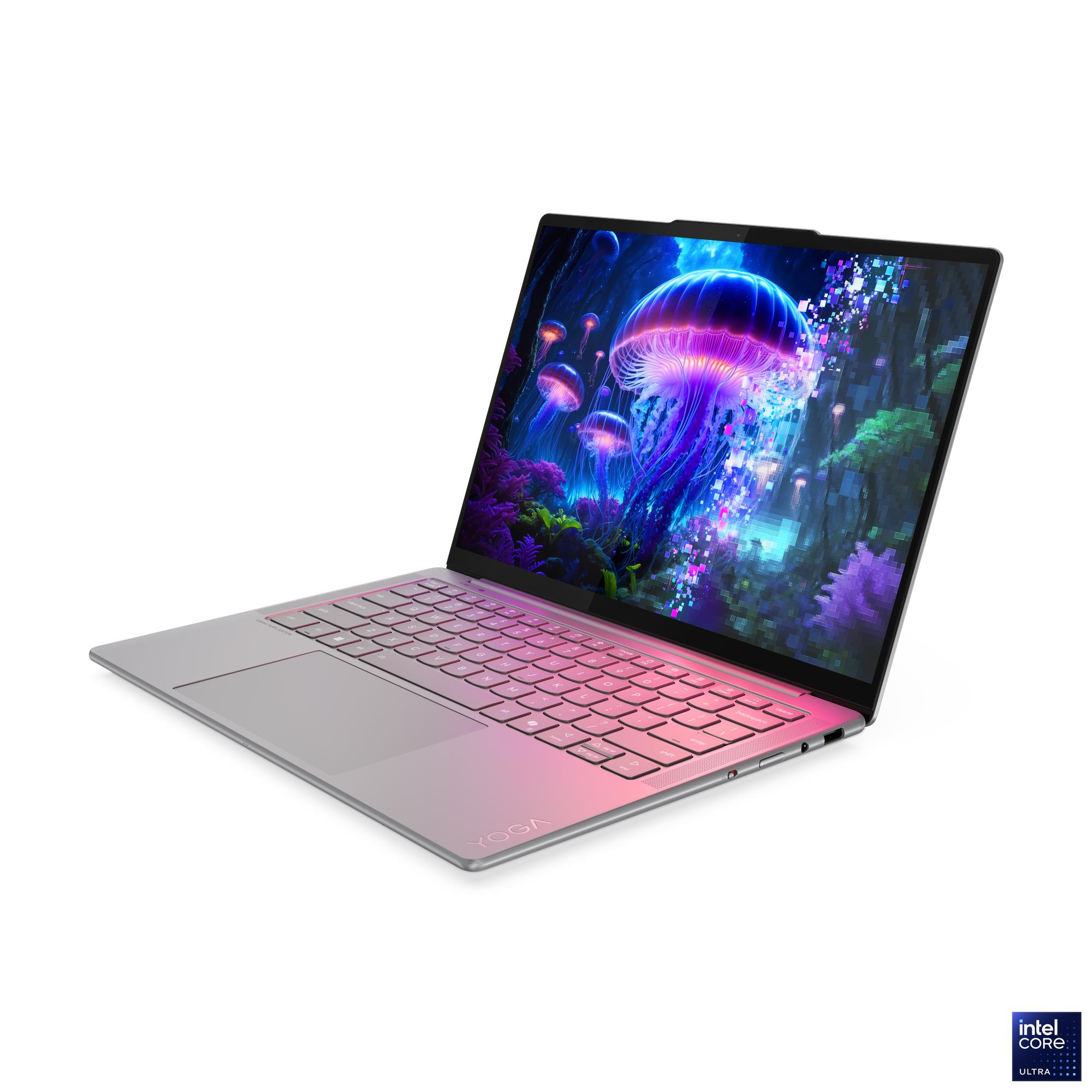 Un laptop argentato mostra uno schermo vibrante con meduse luminose e una foresta digitale.
