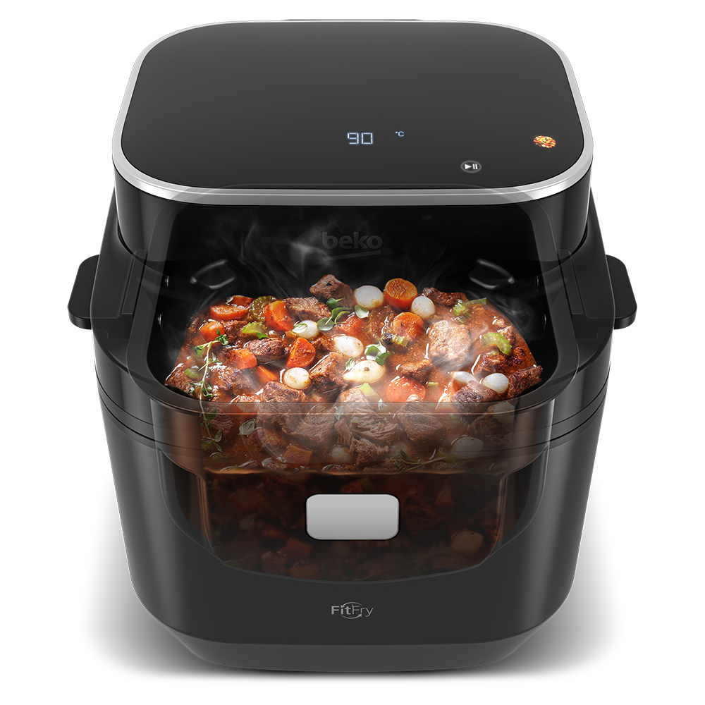 Una friggitrice ad aria Beko nera con stufato di manzo fumante, carote e cipolle.