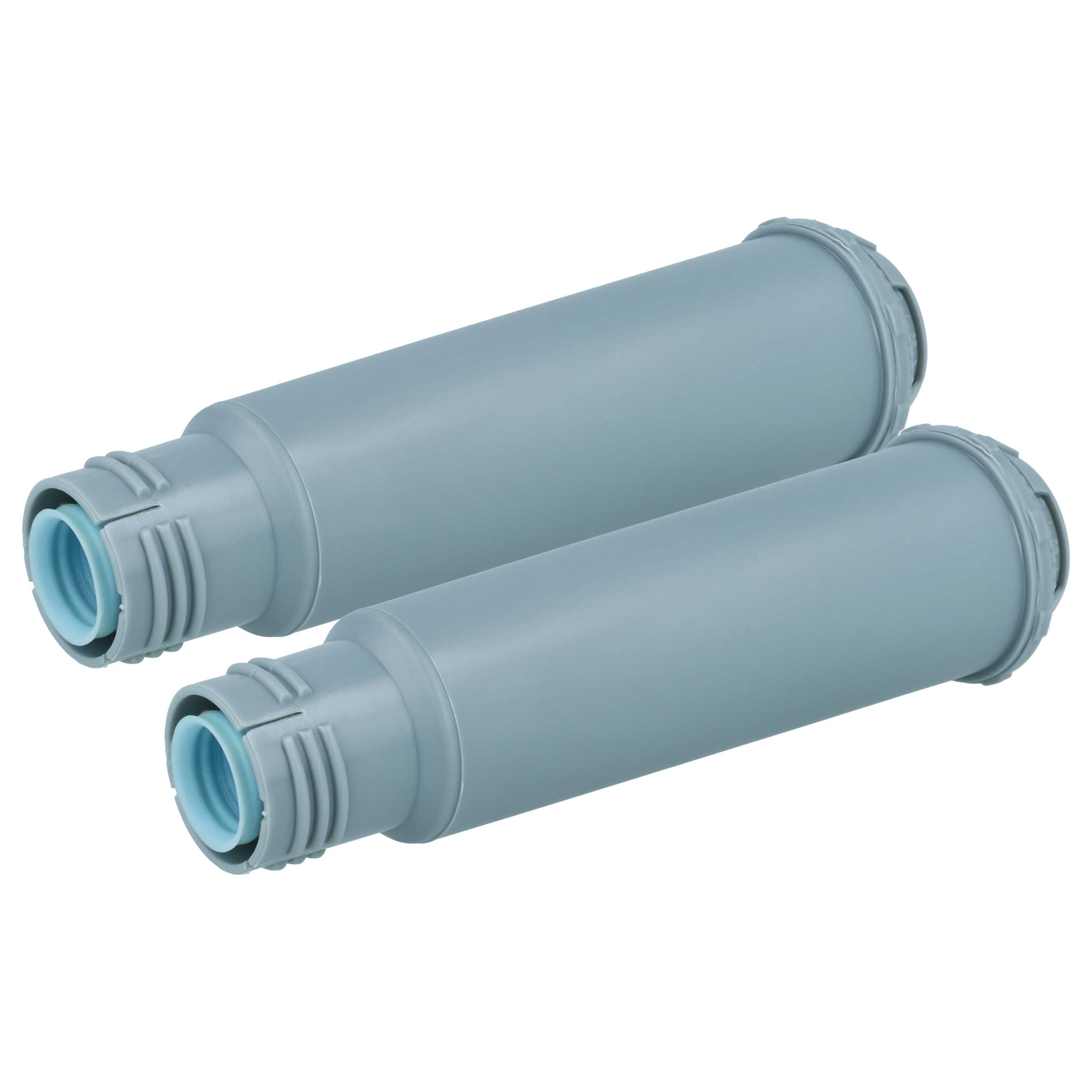 Zwei graublaue Wasserfilterkartuschen mit blauem Anschlussstück auf weißem Hintergrund.