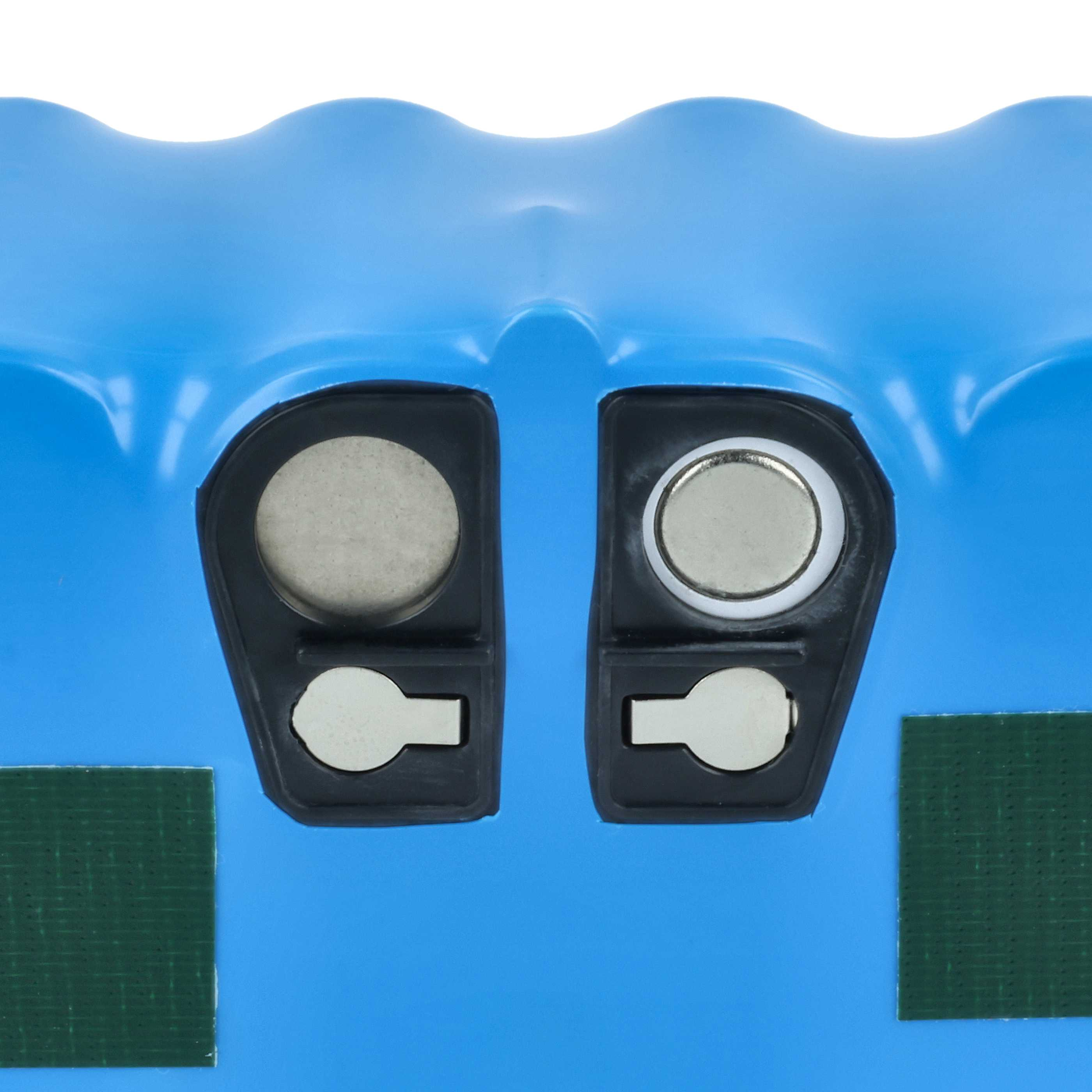 Nahaufnahme einer blauen Batterie mit zwei schwarzen Anschlüssen und Metallkontakten.