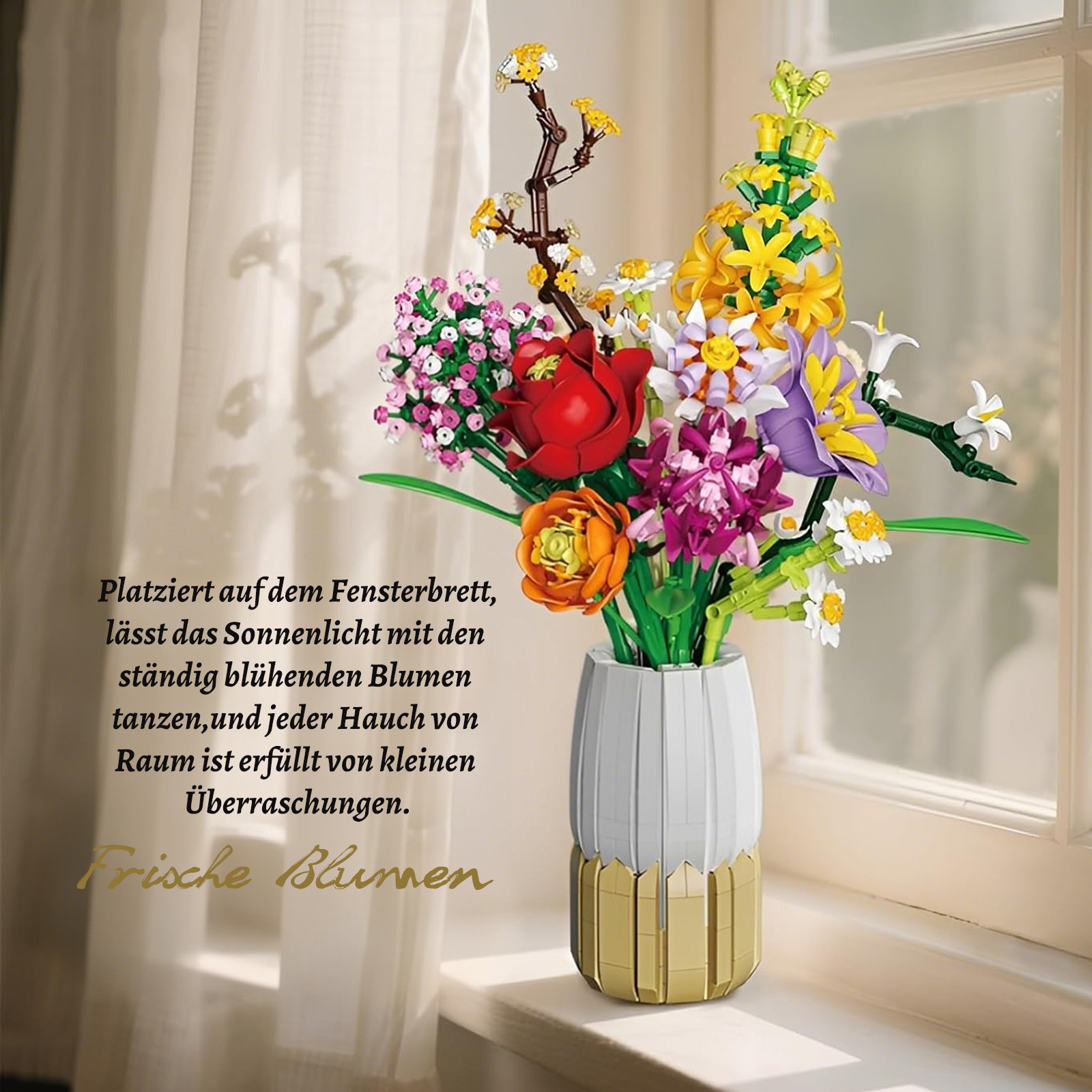 Ein bunter Blumenstrauß aus Bausteinen in einer Vase auf einem Fensterbrett.