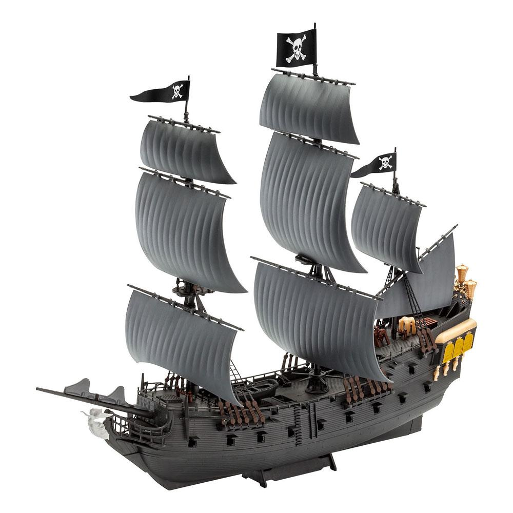 Una nave pirata nera con vele grigie e bandiere con teschio.