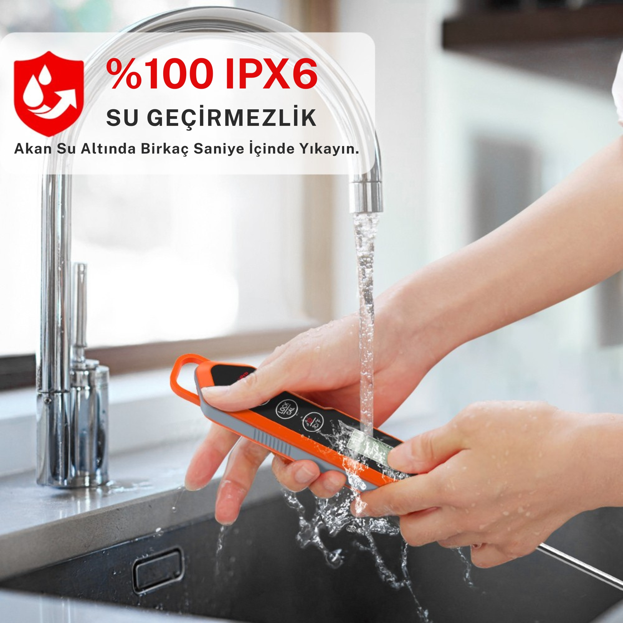 Bir el, lavaboda akan su altında turuncu bir cihaz tutuyor. IPX6 su geçirmez.
