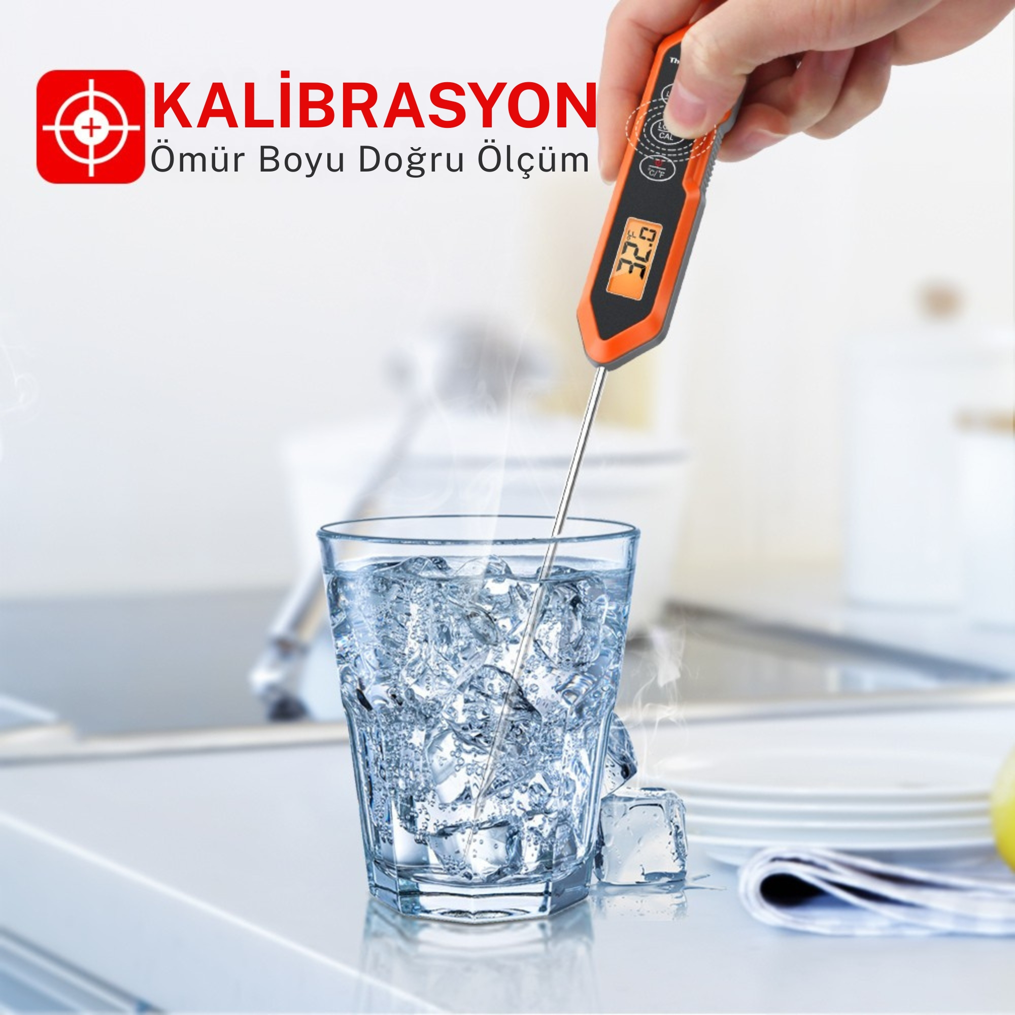 Bir termometre, buzlu su dolu bir bardağın sıcaklığını ölçüyor.