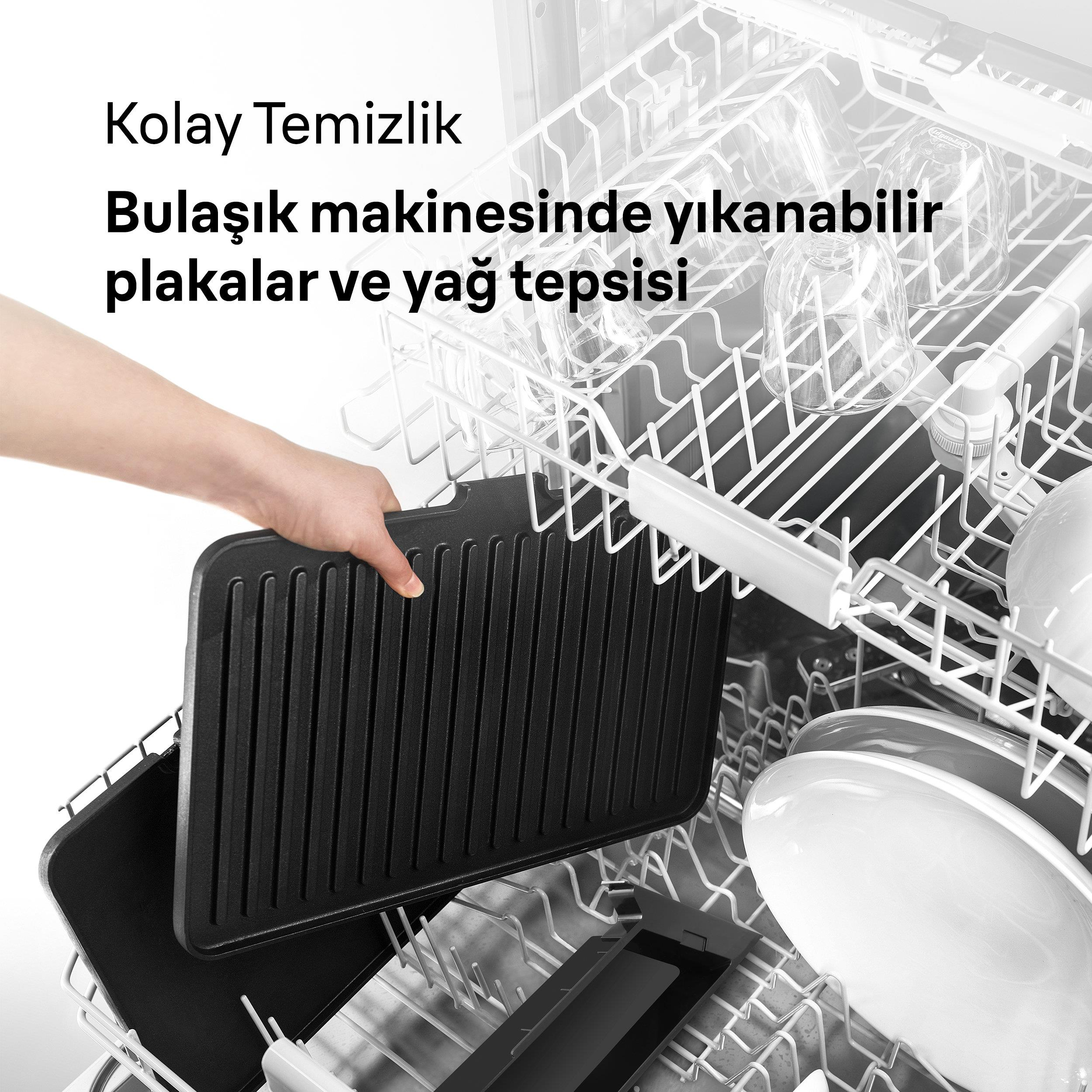 Bir el, tabakların yanına bir bulaşık makinesine ızgara tepsisi yerleştiriyor.