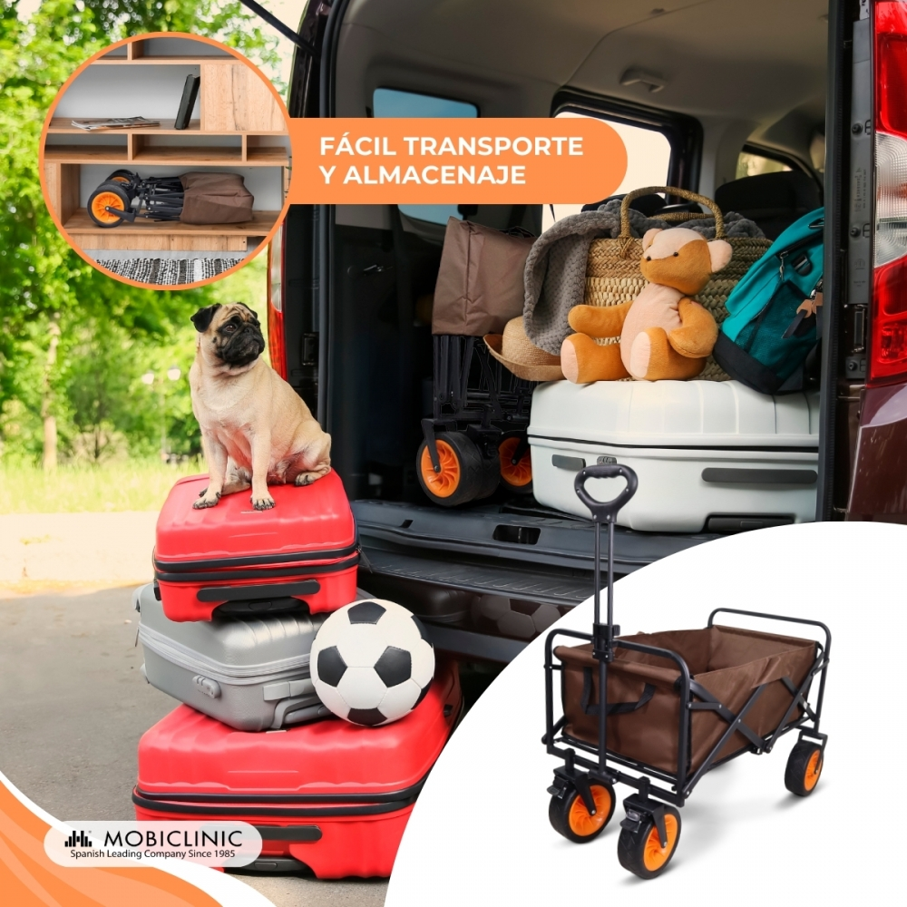 Un pug se sienta sobre maletas rojas junto a un balón de fútbol. El maletero está lleno de equipaje y un carrito.