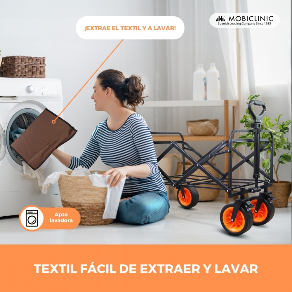 Una mujer pone ropa en la lavadora. Un carrito está cerca.