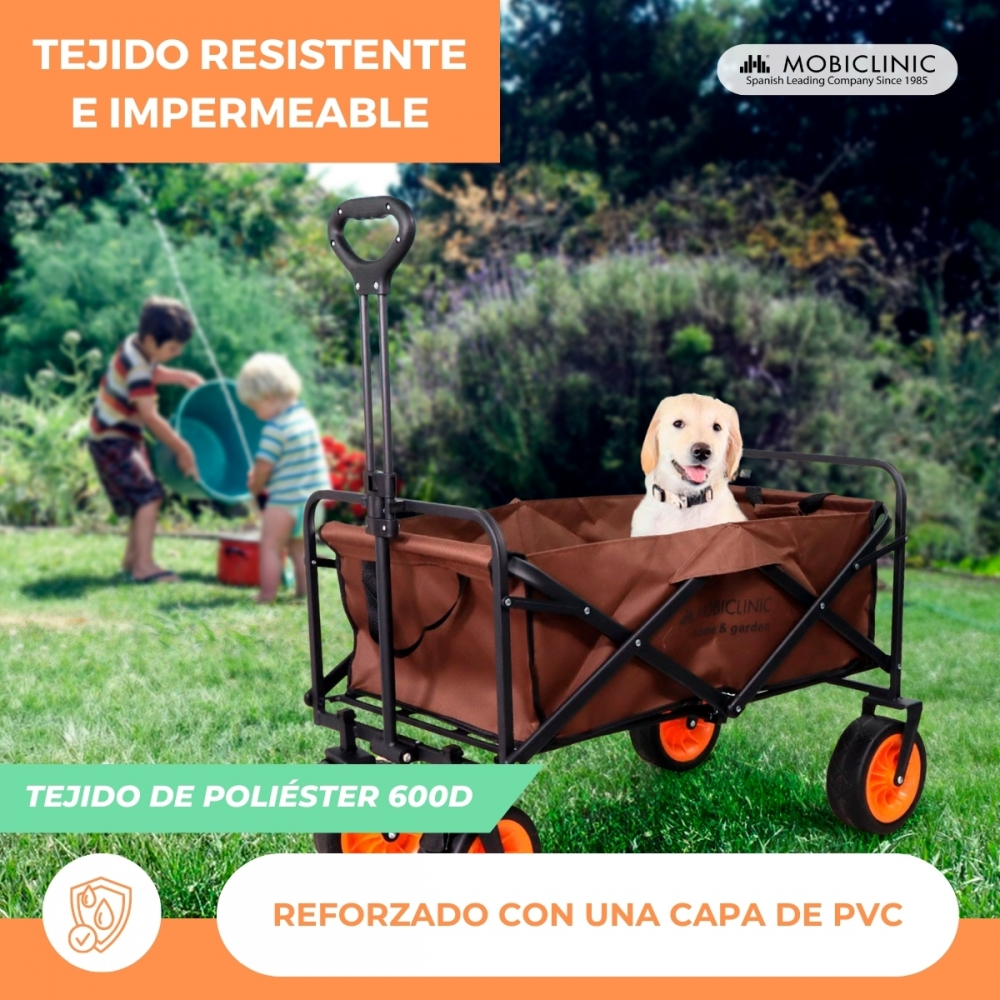 Un perro se sienta en un carrito marrón en un jardín. Dos niños juegan al fondo.