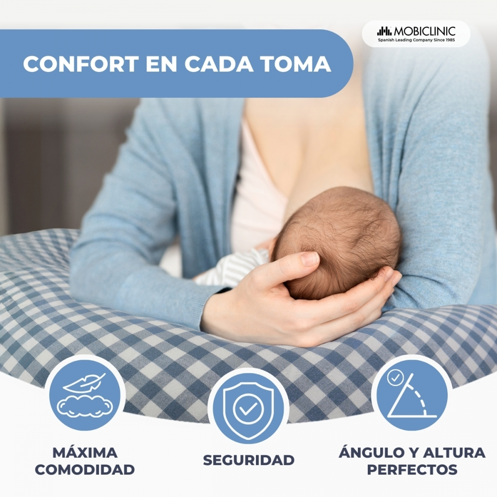 Una madre amamanta a su bebé en un cojín de lactancia a cuadros. Comodidad, seguridad.