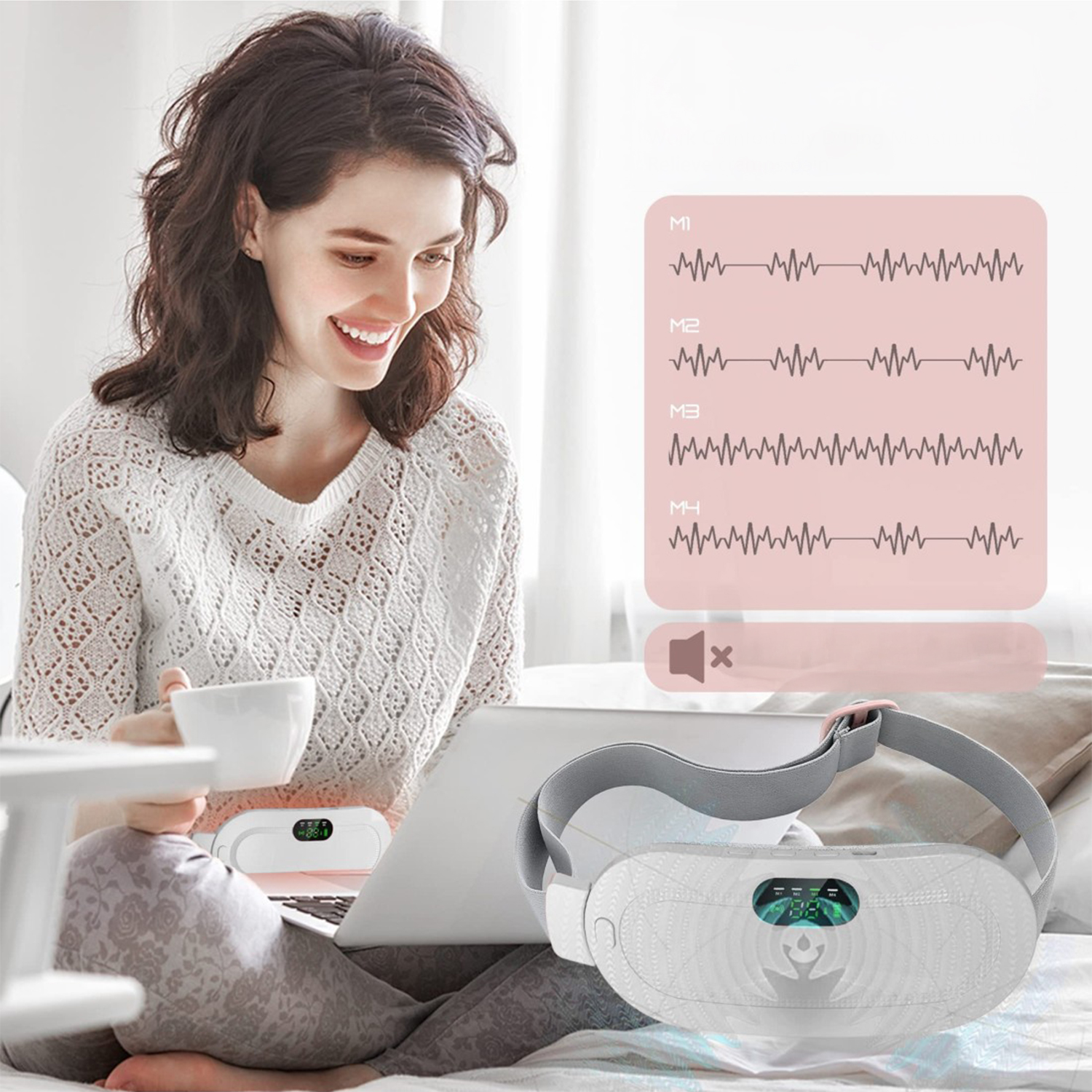 Una mujer sonriente se sienta en la cama con un portátil y una taza.