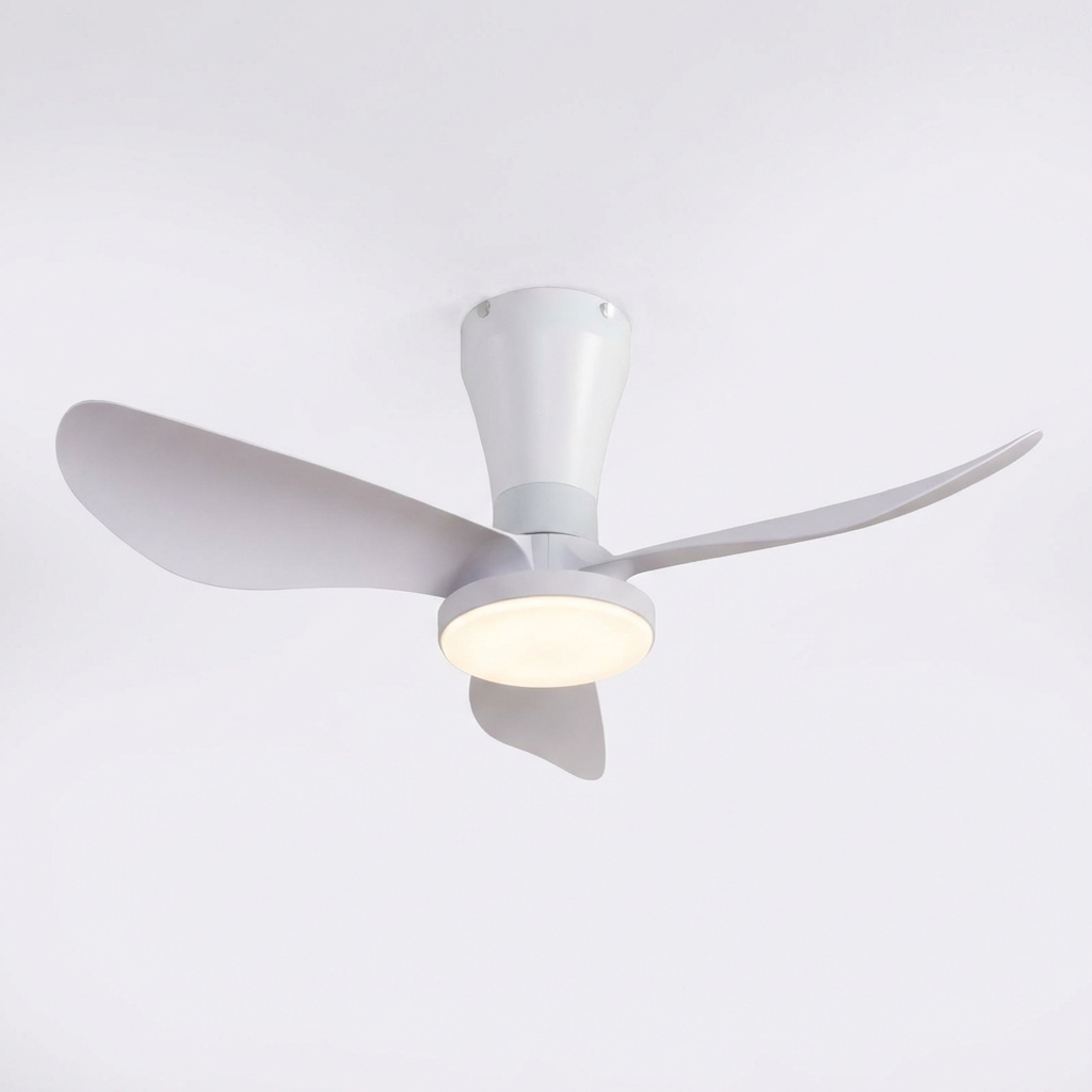 Un ventilador de techo blanco con tres aspas gris claro y luz integrada.