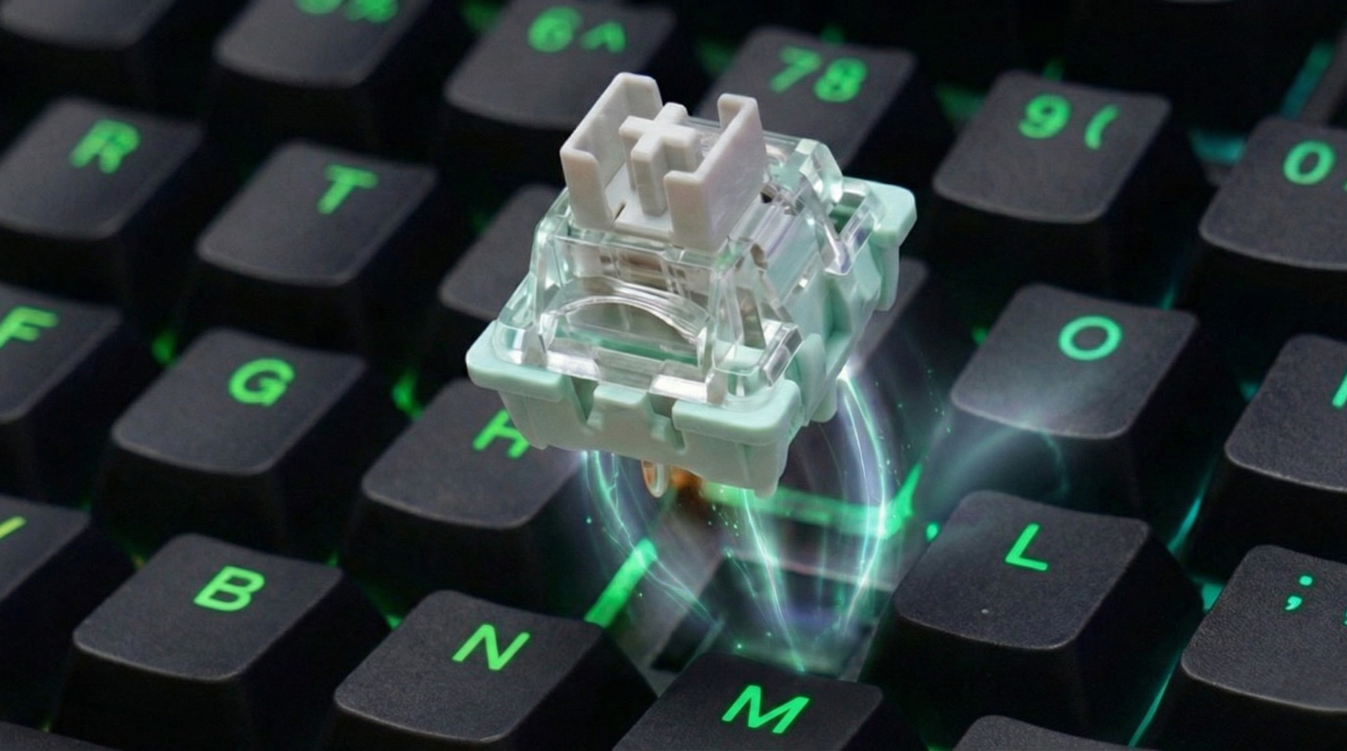 Mechaniczny przełącznik klawiatury na klawiaturze z zielonym podświetleniem.