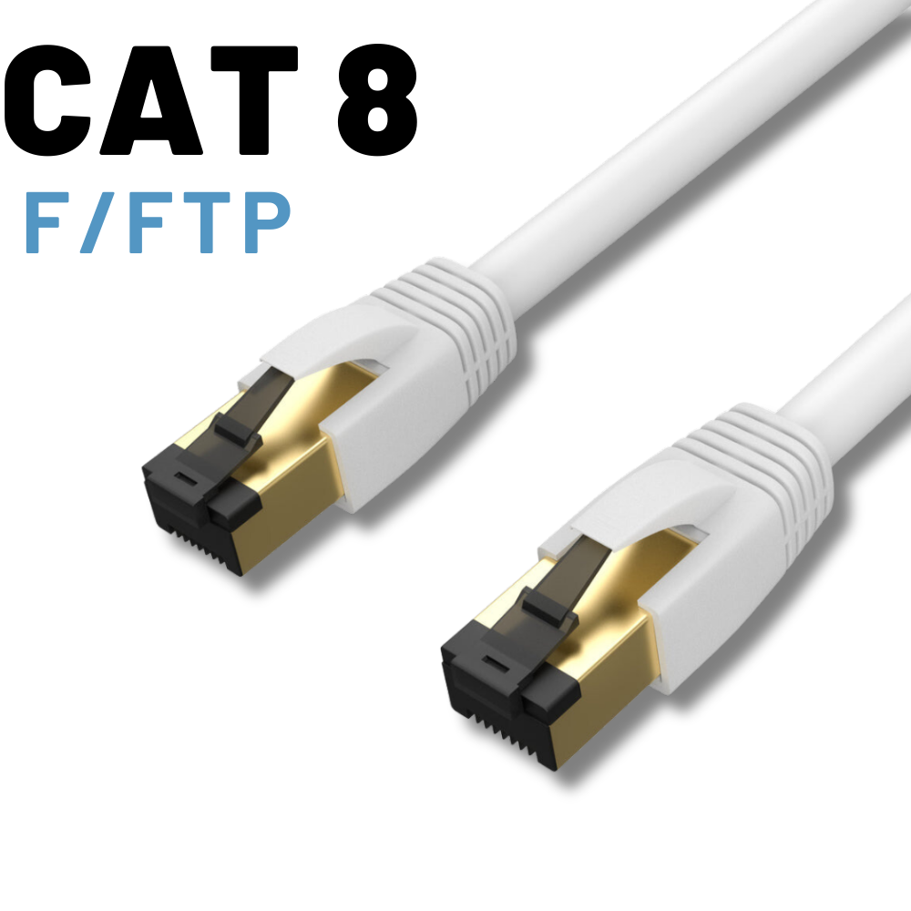 Altın konnektörlü CAT 8 F/FTP kablo beyaz arka planda.