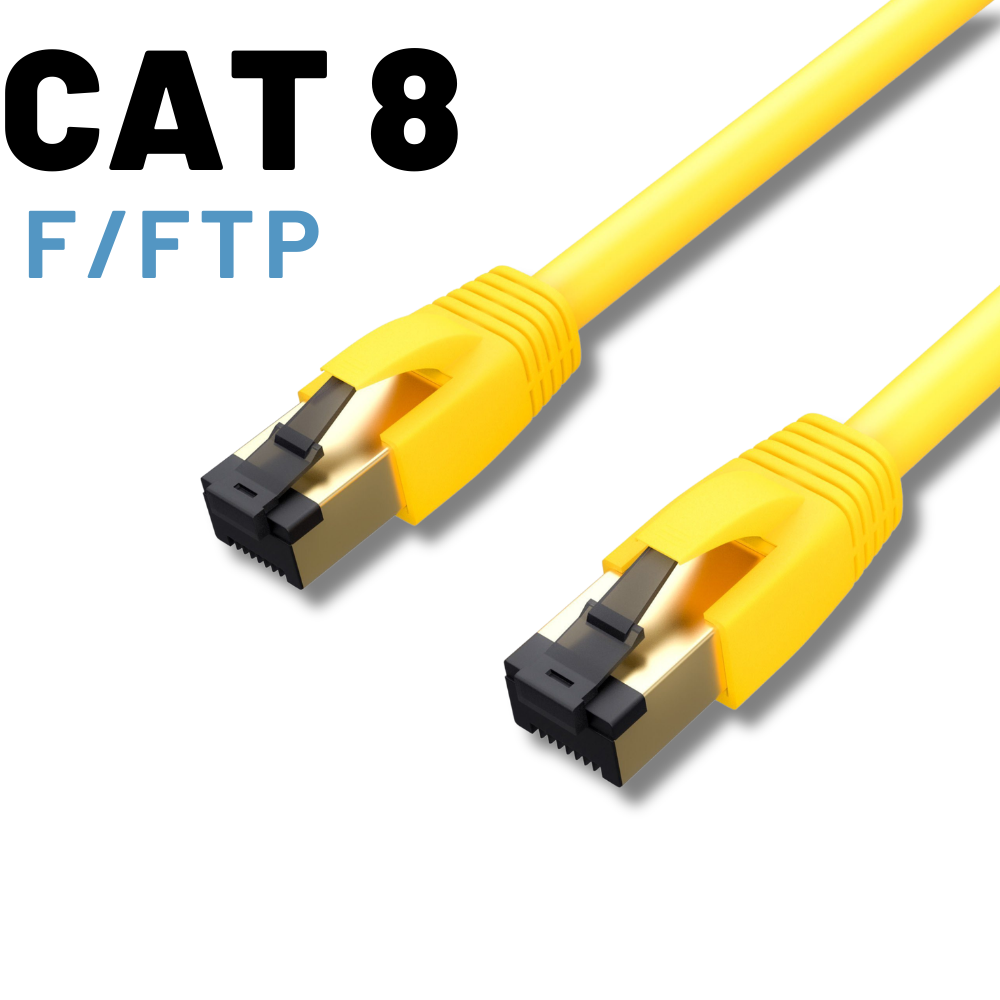 Altın konektörlü iki sarı CAT 8 F/FTP ağ kablosu beyaz arka planda.