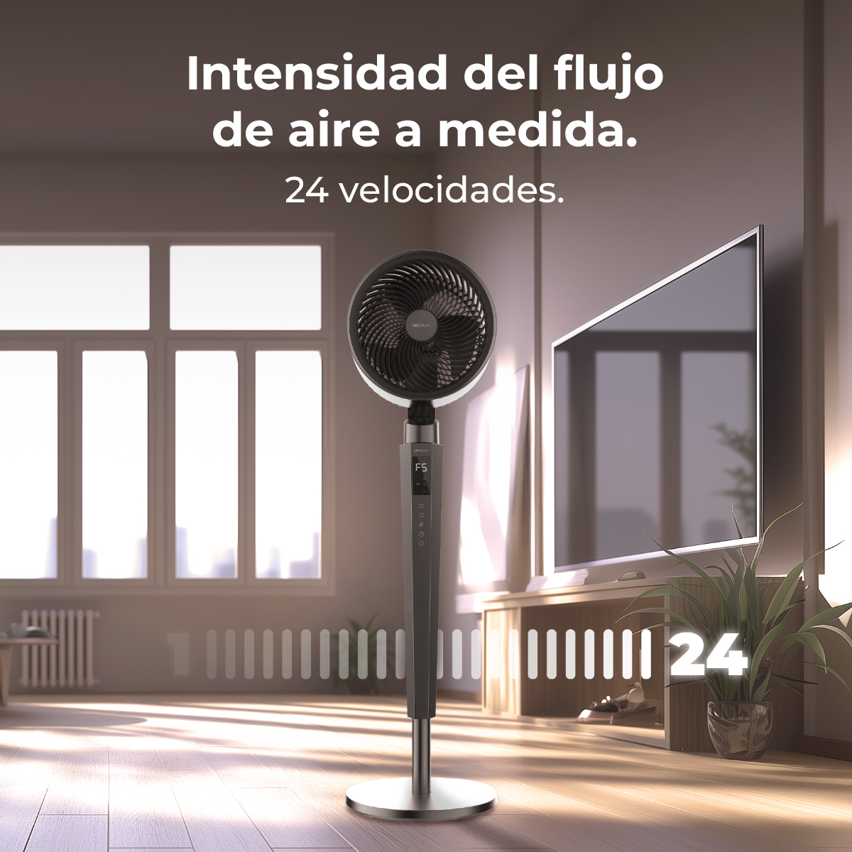 Un ventilatore da terra a 24 velocità in un soggiorno, davanti a una TV.