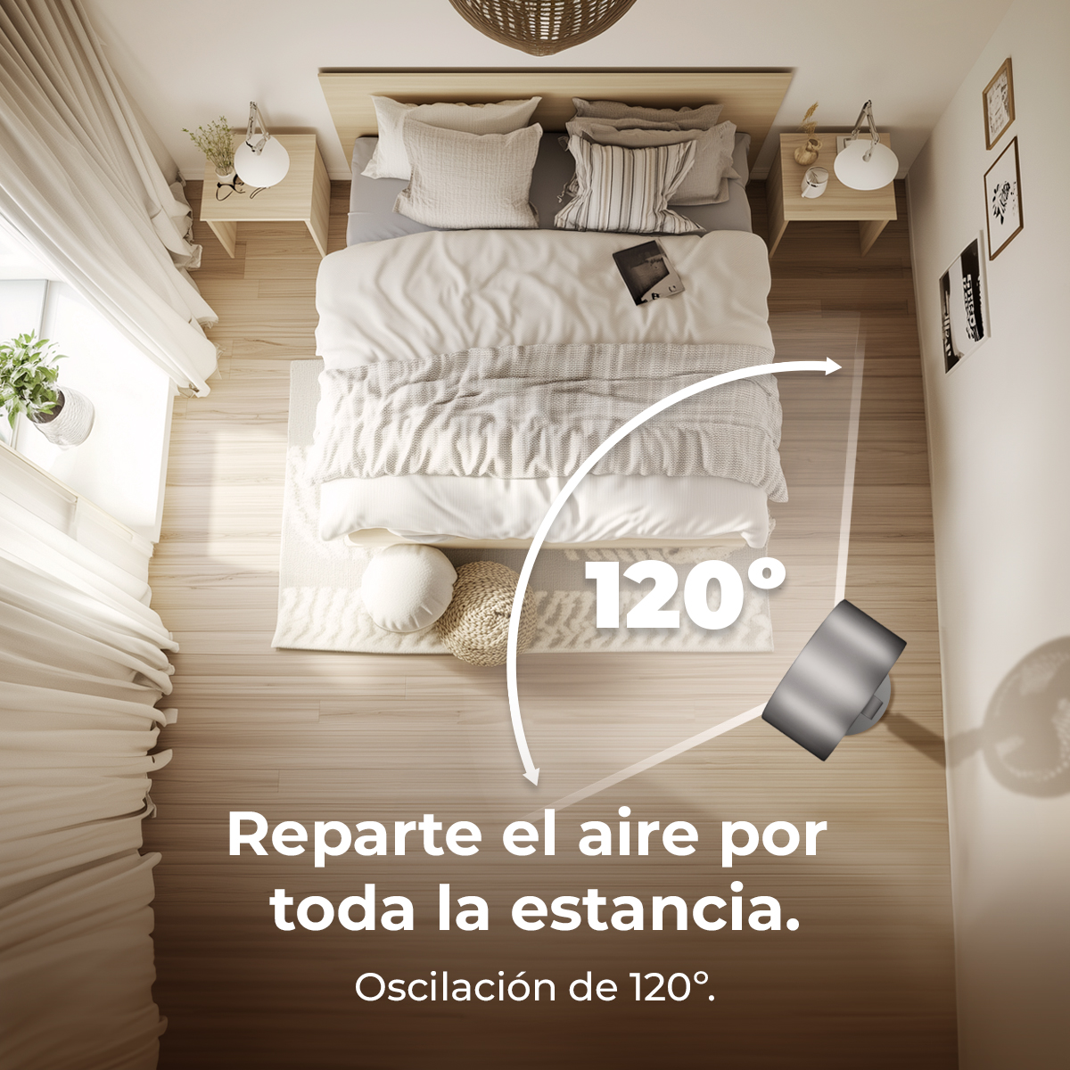 Un ventilatore argentato oscilla in una camera da letto con letto, comodini e finestra.