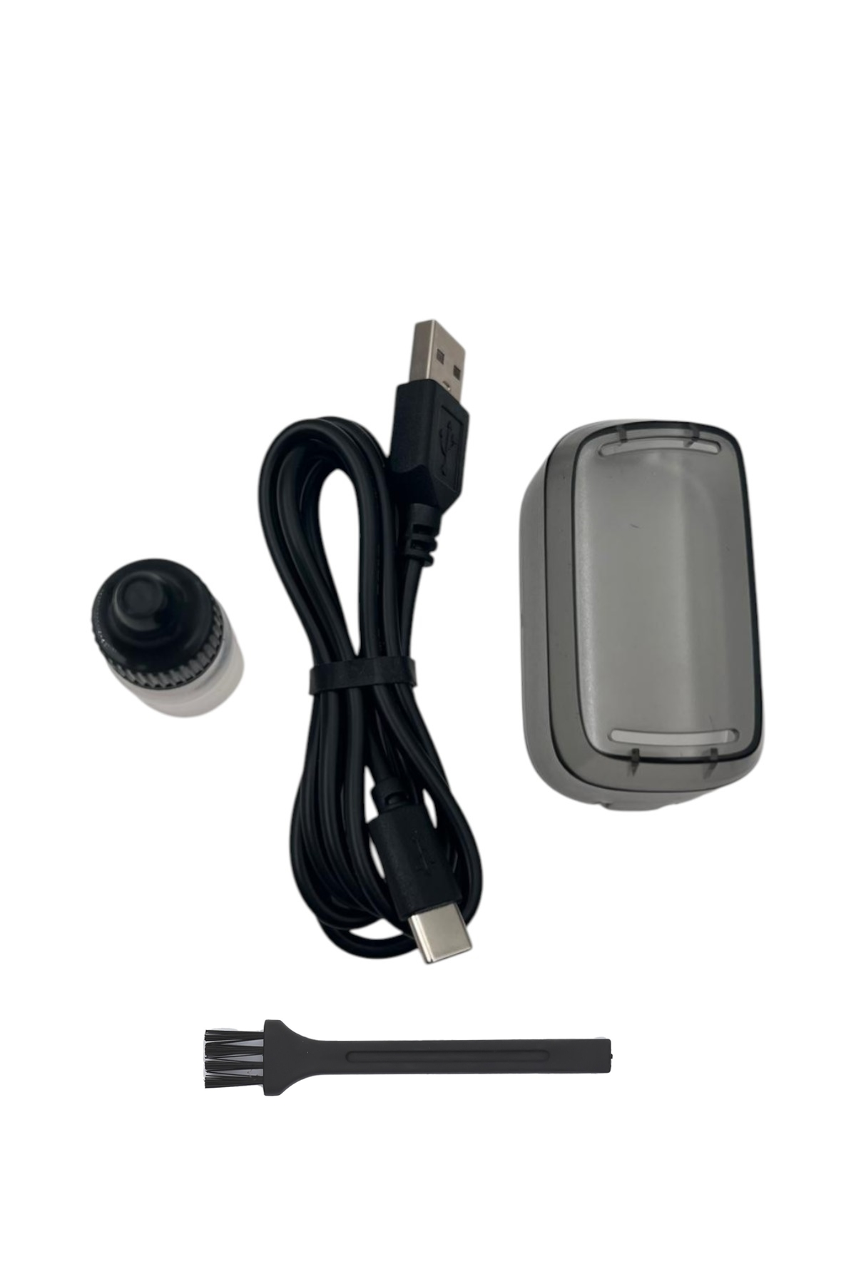 Yağ damlalığı, USB kablosu ve koruyucu kılıf beyaz zeminde.