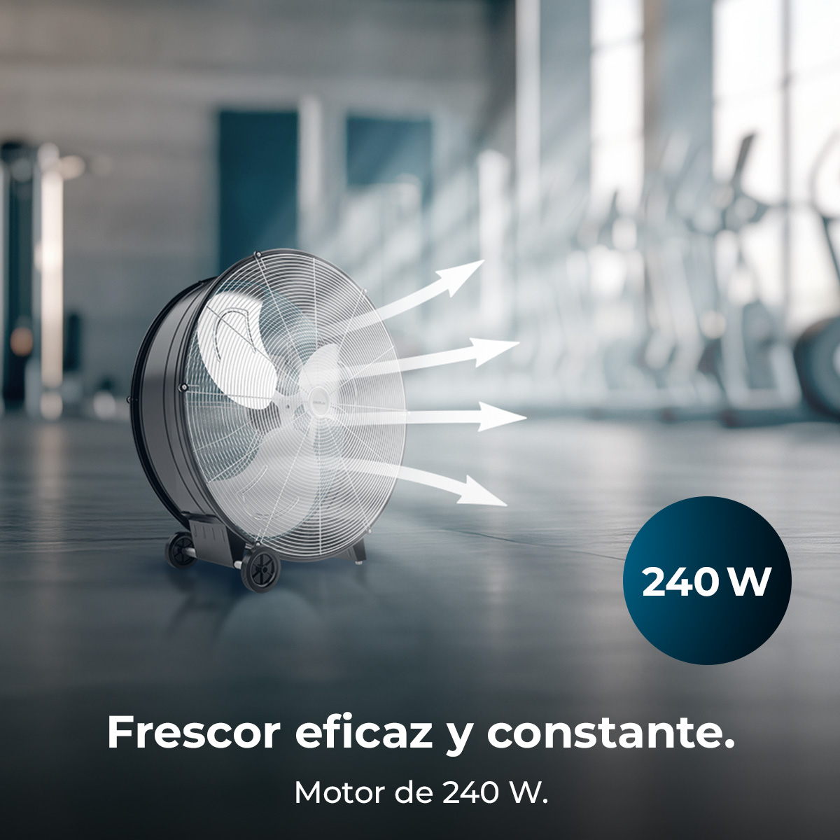 Un potente ventilatore si trova in una palestra, che soffia frecce d'aria.