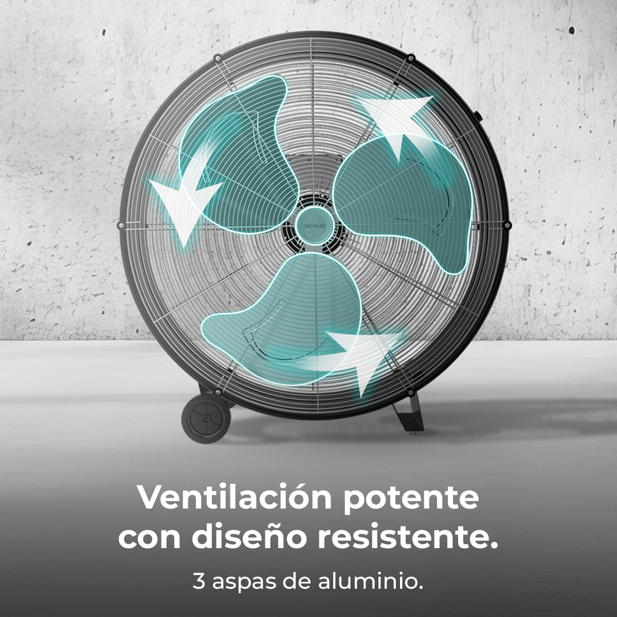 Un grande ventilatore nero con tre pale e frecce che indicano il flusso d'aria.