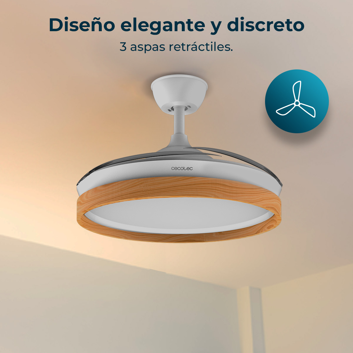 Ventilatore da soffitto con cornice effetto legno e pale retrattili.